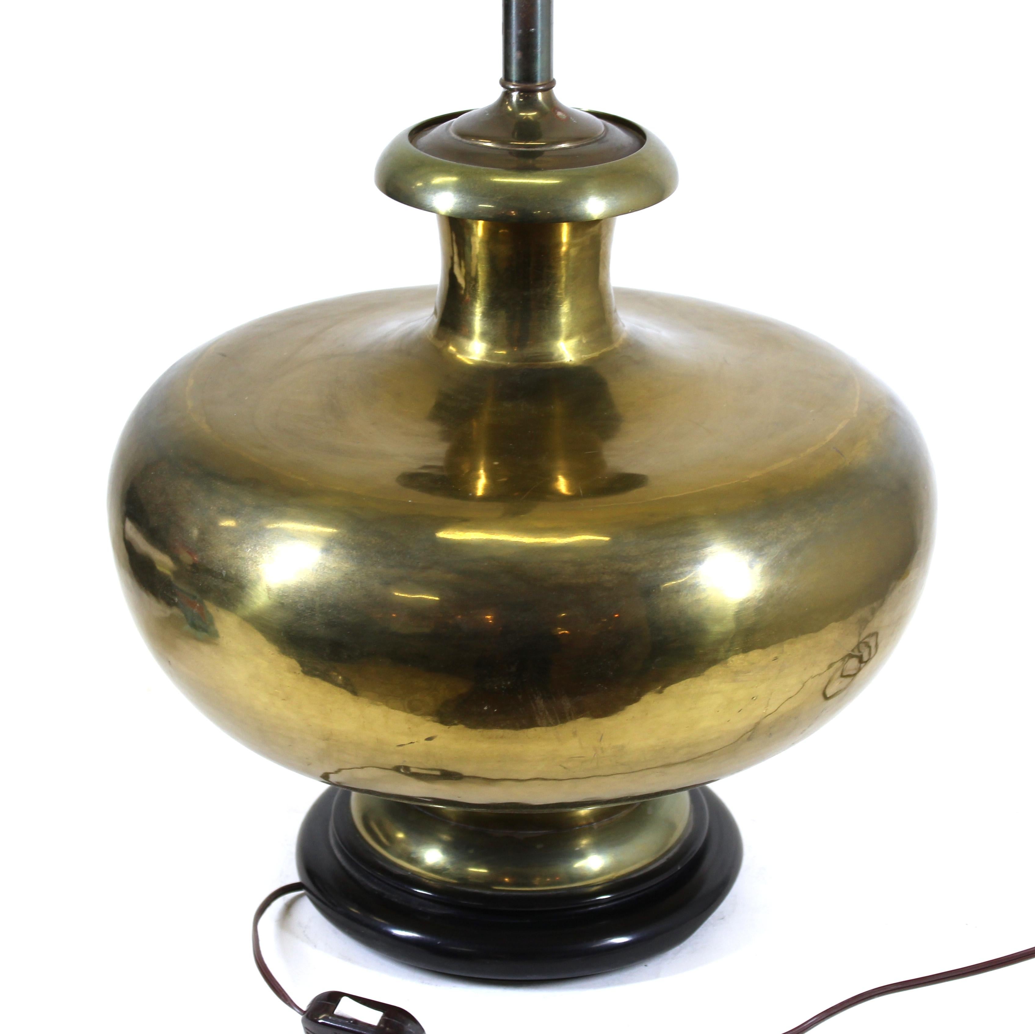 Mid-Century Modern Brass table Lamp For Sale 2