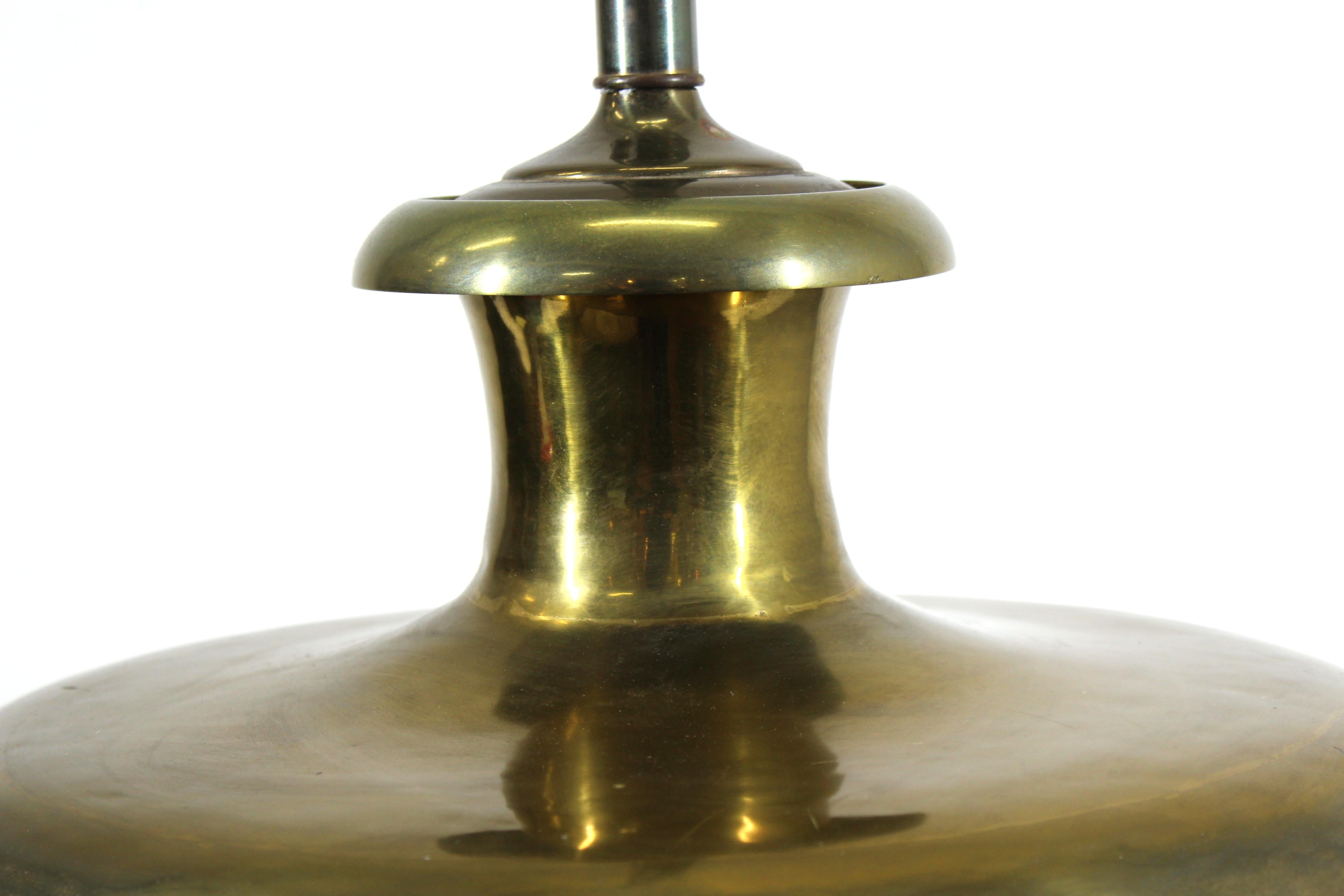 Mid-Century Modern Brass table Lamp For Sale 4