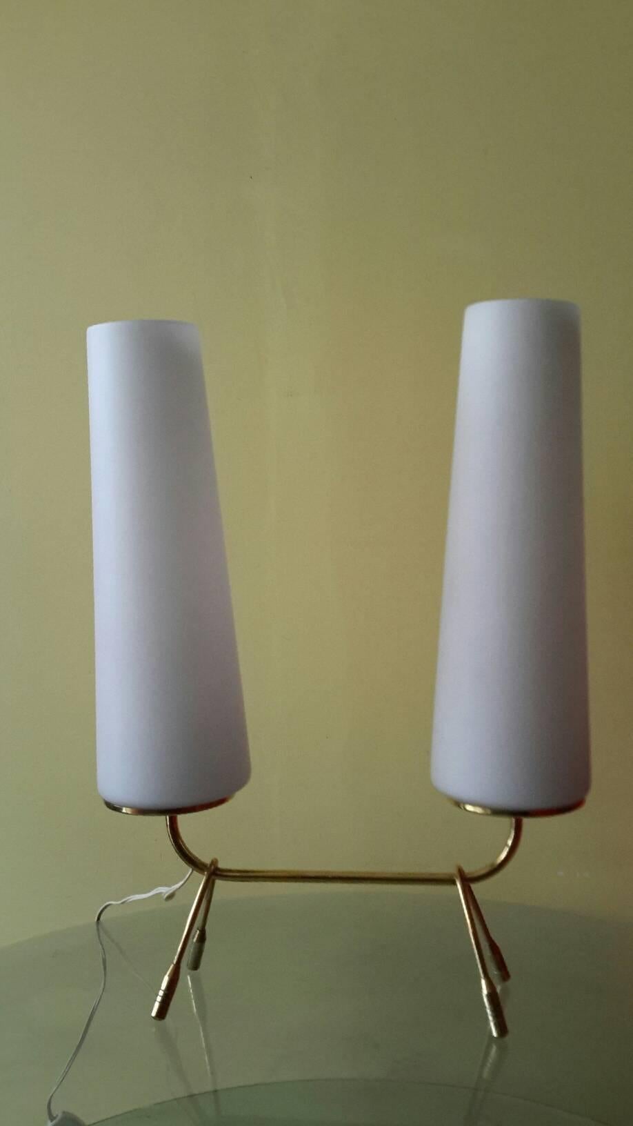 Milieu du XXe siècle Lampe de table en laiton The Modernity, France, années 1950 en vente