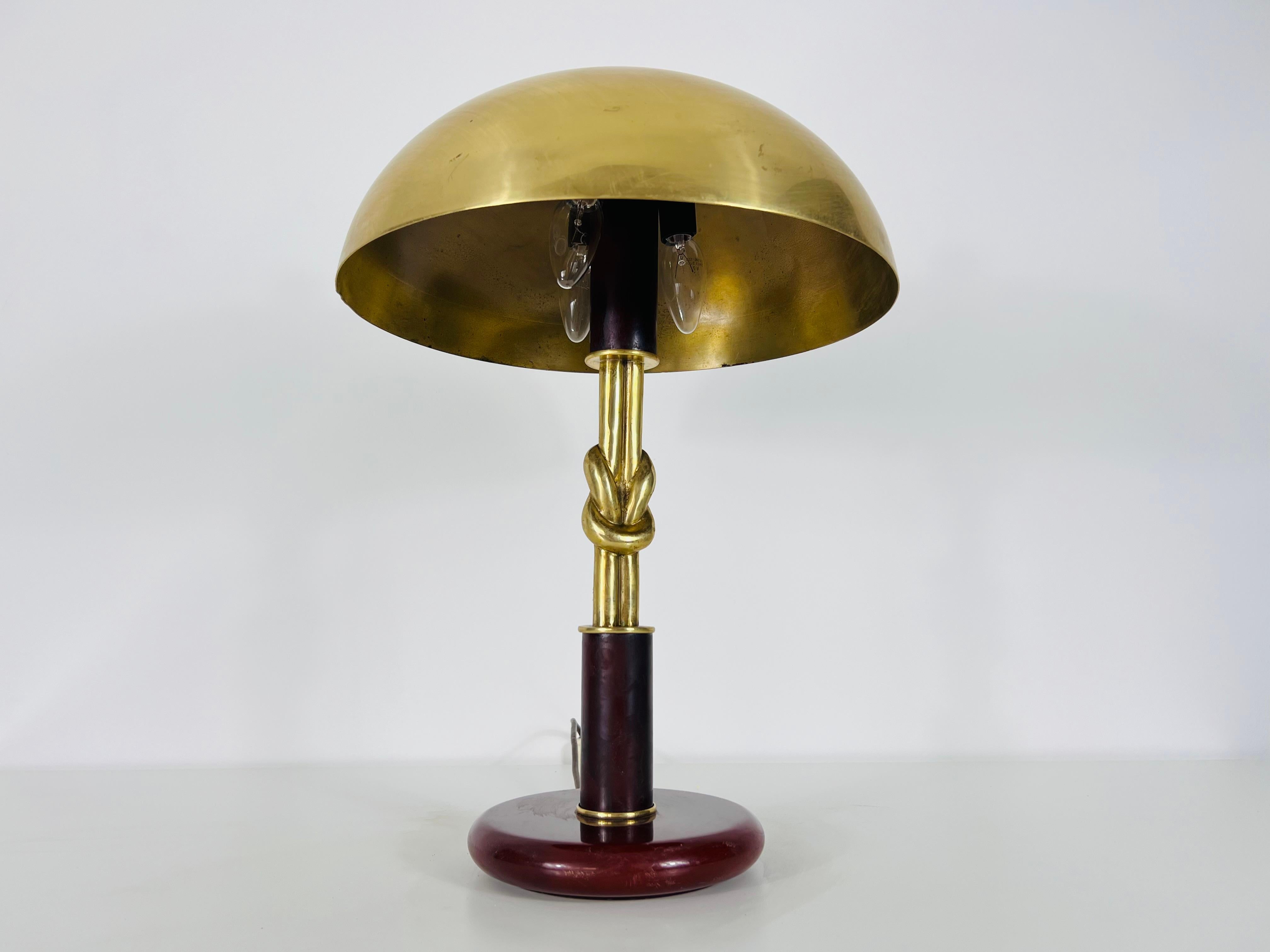 Lámpara de mesa de latón moderna de mediados de siglo, Alemania, años 60 en Bueno estado para la venta en Hagenbach, DE
