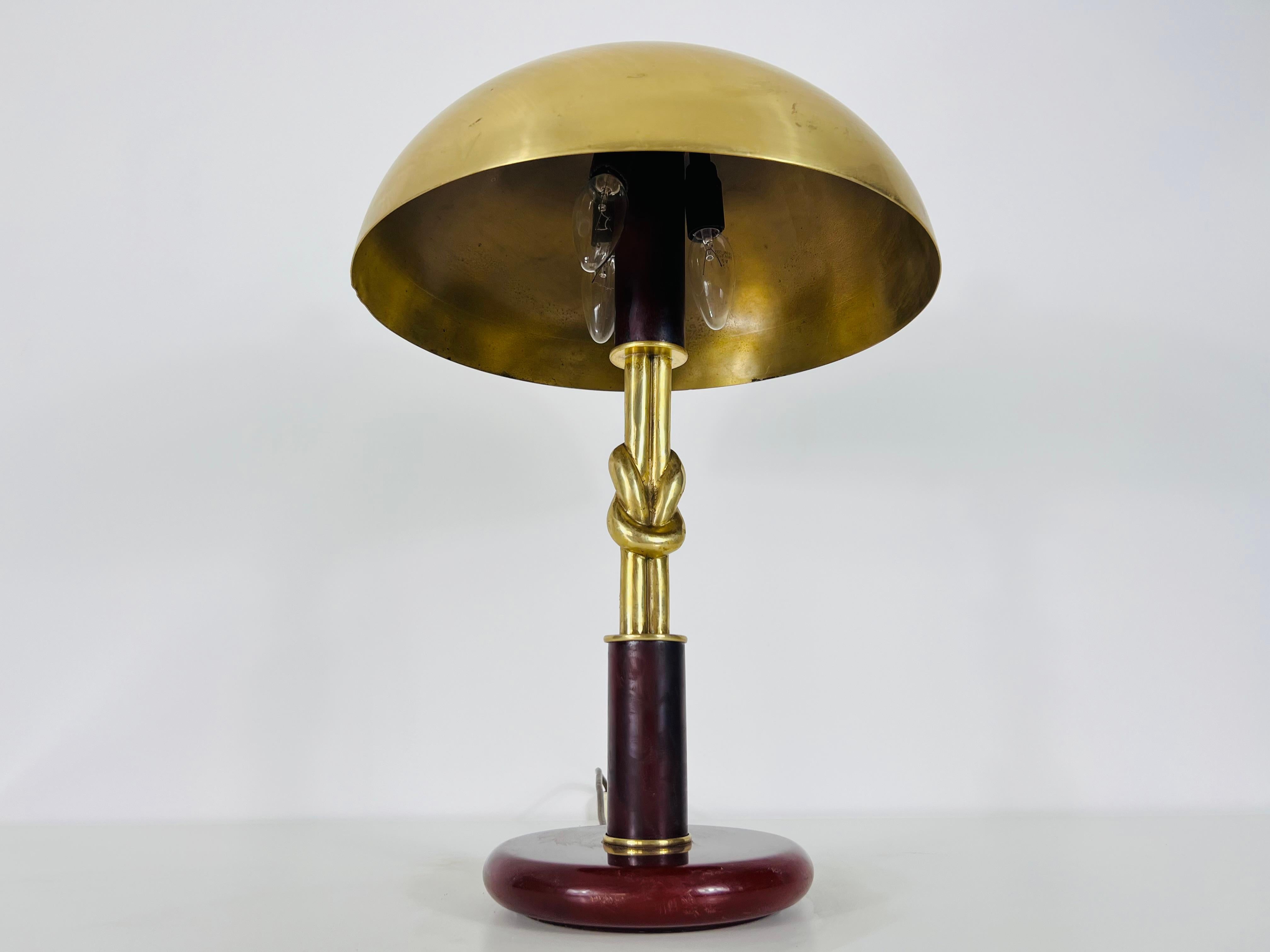 Lámpara de mesa de latón moderna de mediados de siglo, Alemania, años 60 mediados del siglo XX en venta