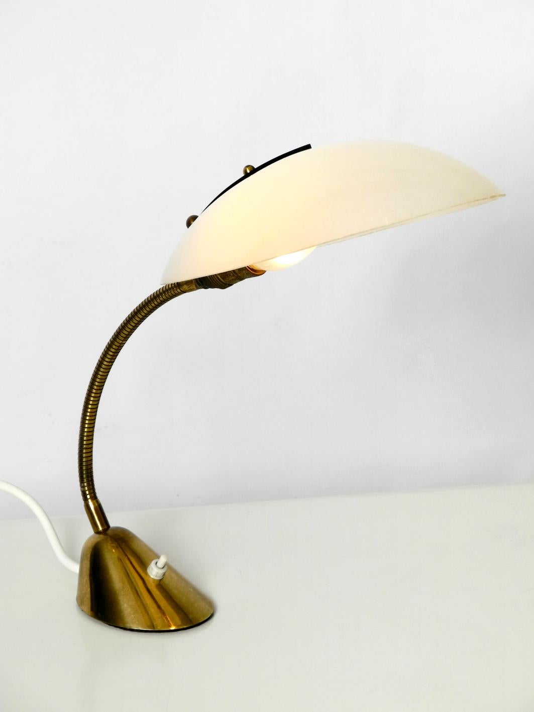 Mid-Century Modern Brass Table Lamp with Plexiglass Shade Adjustable Gooseneck In Good Condition In München, DE