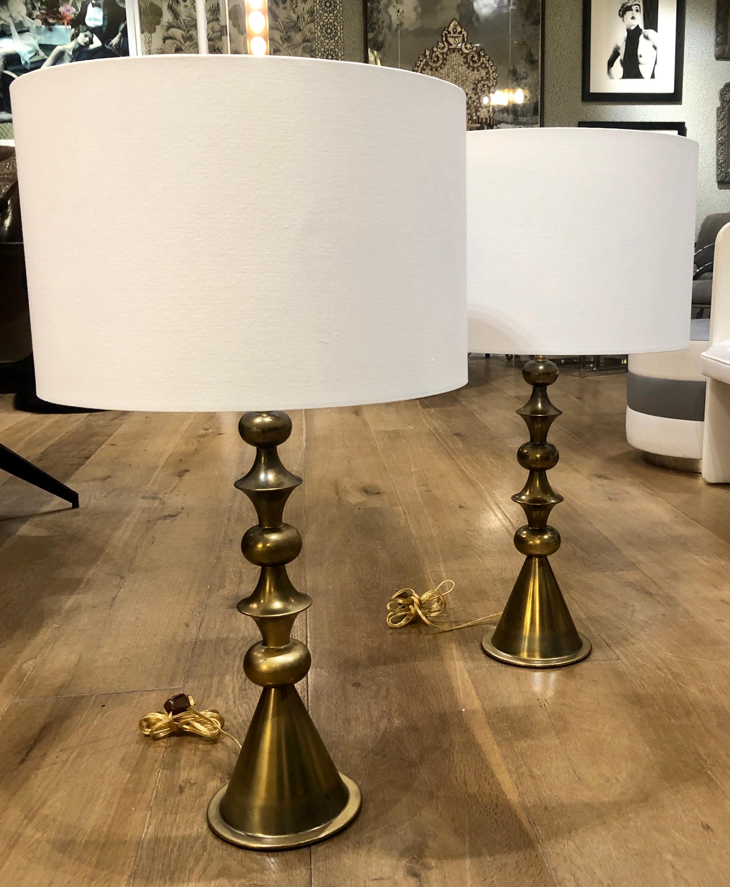 Pair of Mid-Century Modern brass table lamps in the manner of Tommi Parzinger.
Adjustable shade height.
Rewired.