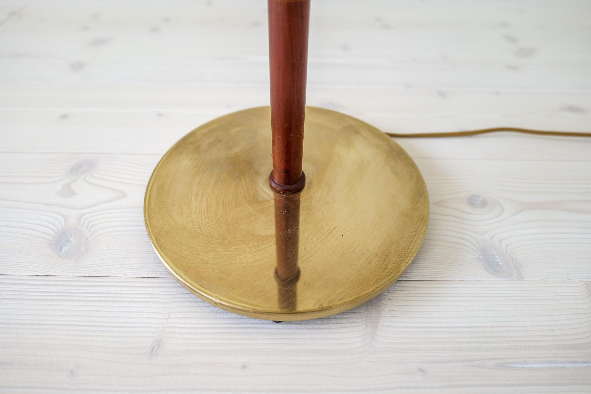 Mid-Century Modern Brass Teak Floor Lamp Falkenbergs Belysning, Sweden For Sale 4