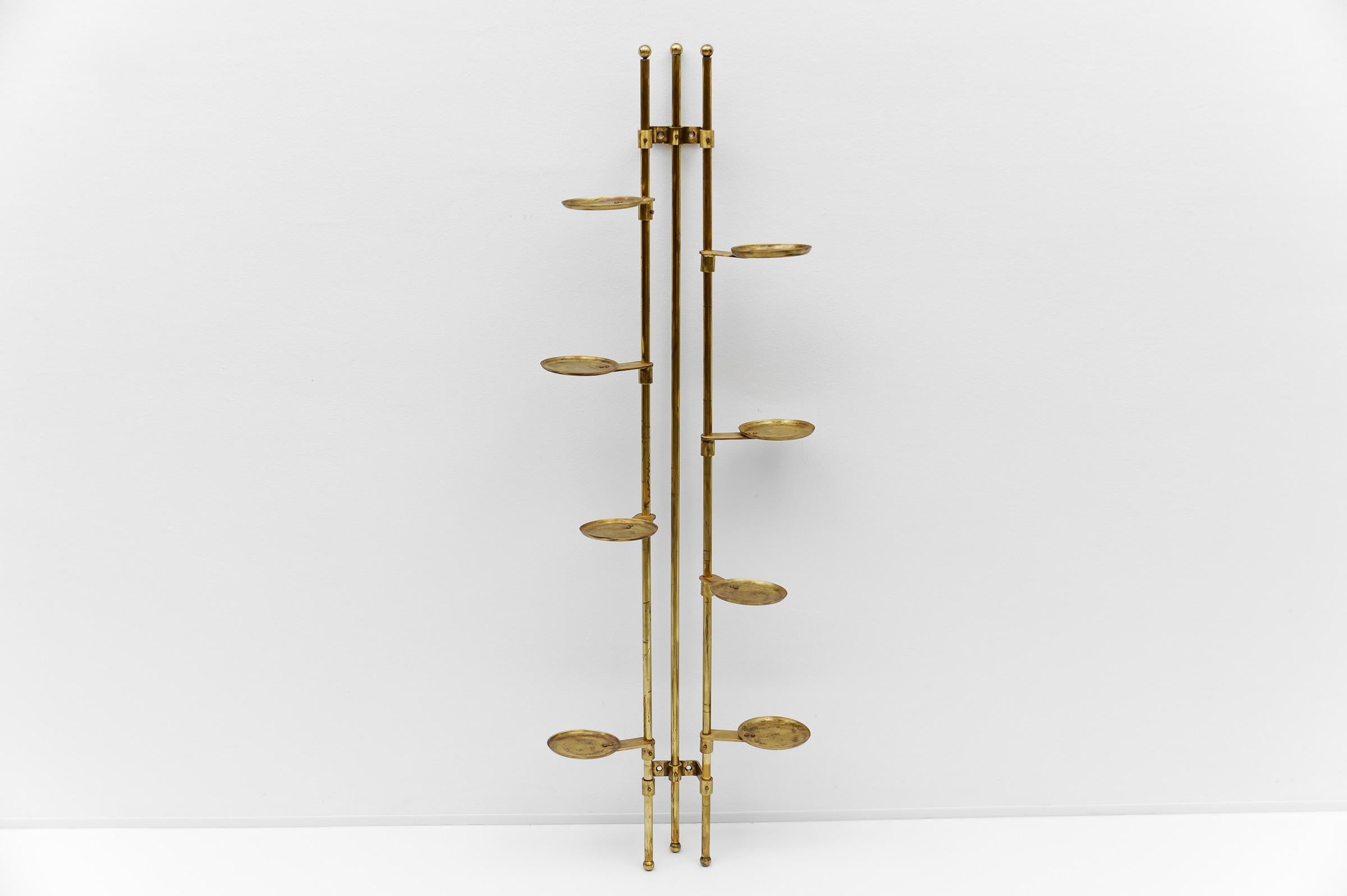 Étagère murale en acier tubulaire et laiton The Moderns, 1950s

Très bon état, légère usure d'usage et patine.