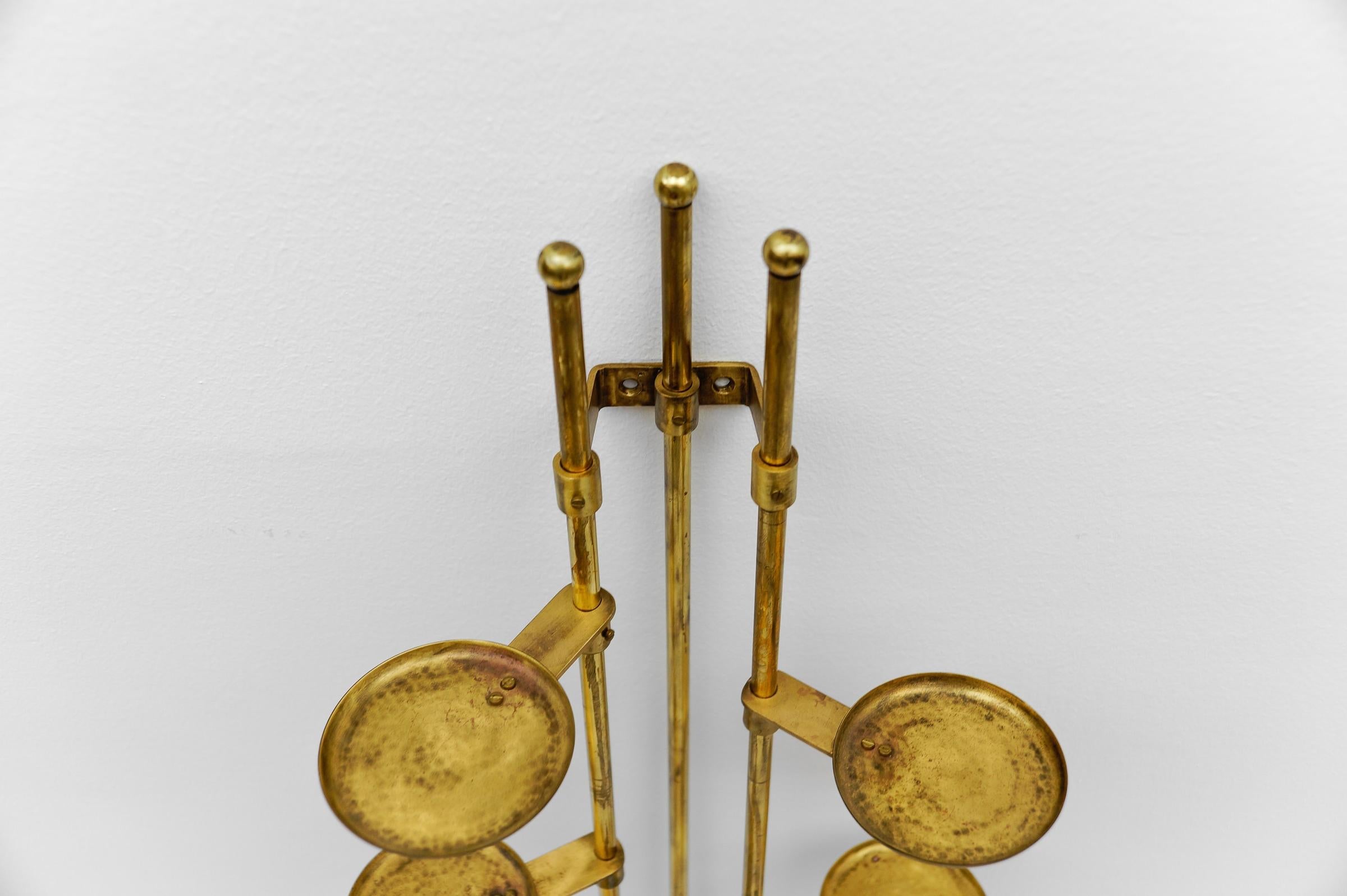 Allemand Étagère murale en acier tubulaire et laiton The Moderns, 1950s en vente