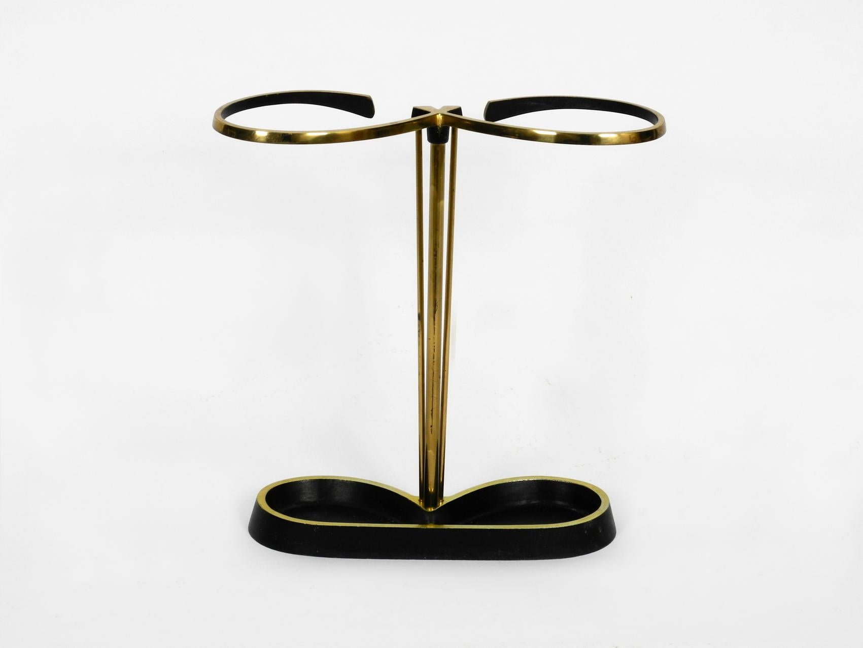 Very elegant Mid-Century Modern umbrella stand made of brass and with a cast iron base. Design by Walter Bosse. Made in Austria. Minimalistic high quality design.
Very good condition without damages and with minimal traces of wear.
100% original