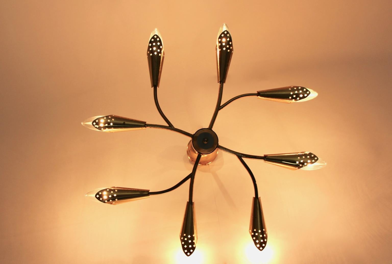 Preciosa lámpara de techo/plafón vintage Mid Century Modern de Rupert Nikoll, Viena, años 50, fabricada en latón y con ocho brazos con pantallas perforadas y ocho casquillos E 14.
.
El estado de conservación es bueno, con una hermosa pátina de