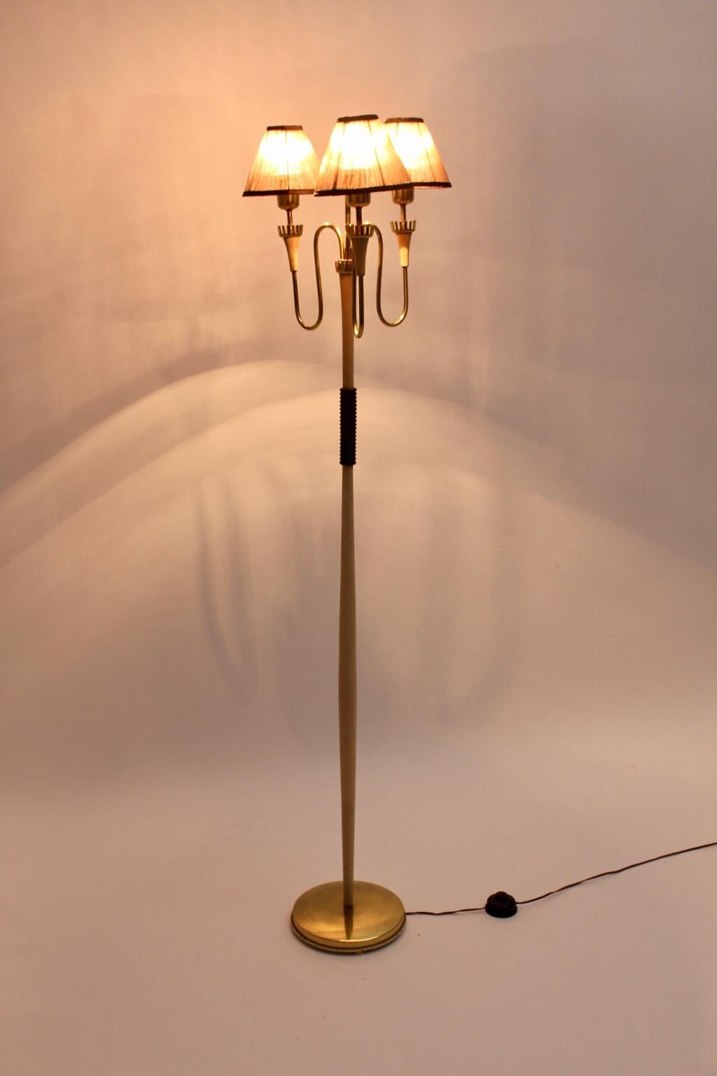 Mid-Century Modern Brass White Vintage Floor Lamp Style Gio Ponti, 1940s, Italy In Good Condition For Sale In Vienna, AT
