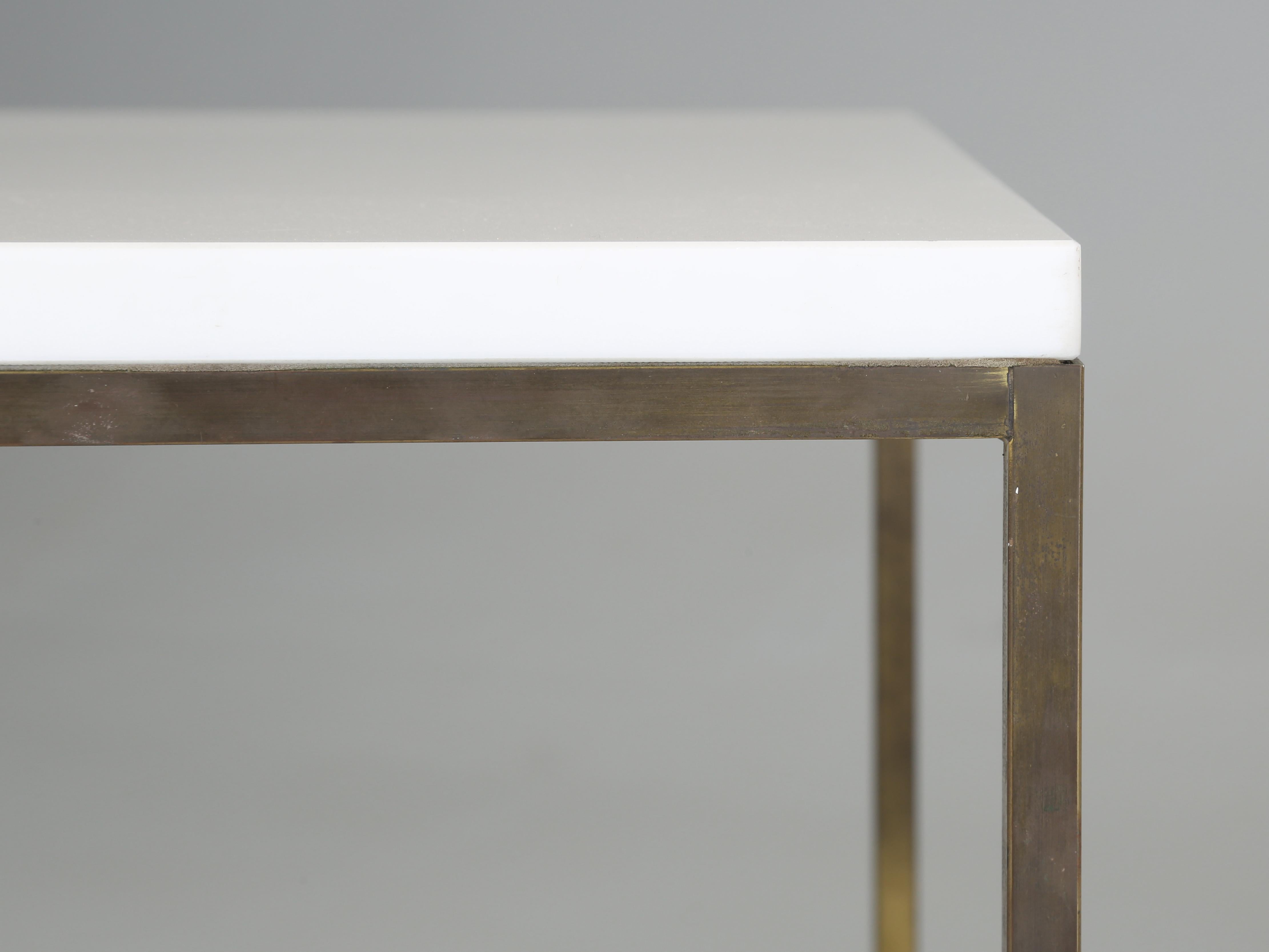 Tables basses en laiton et verre Vitrolite modernes du milieu du siècle dernier attribuées à Paul McCobb en vente 2