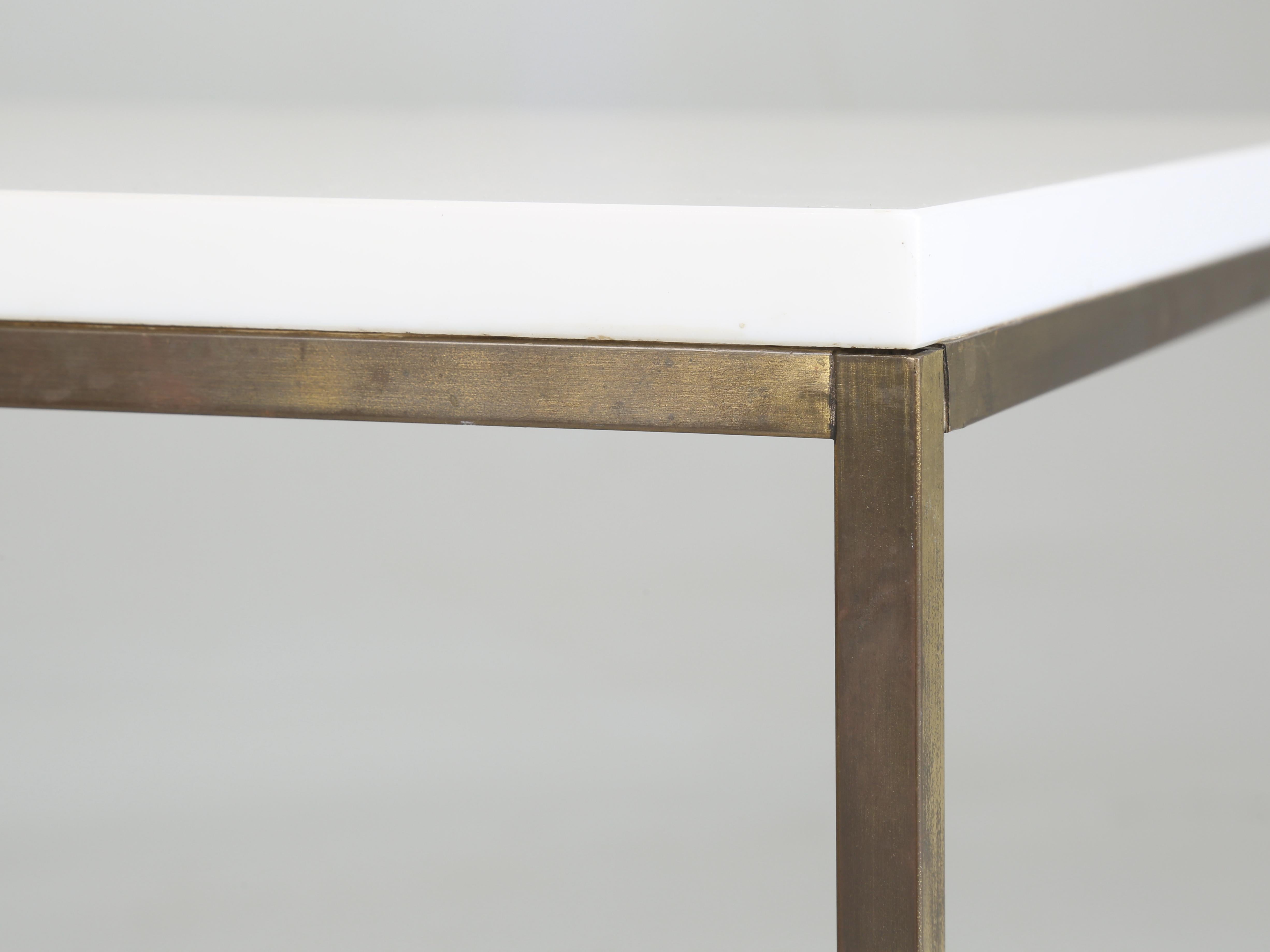 Tables basses en laiton et verre Vitrolite modernes du milieu du siècle dernier attribuées à Paul McCobb en vente 3