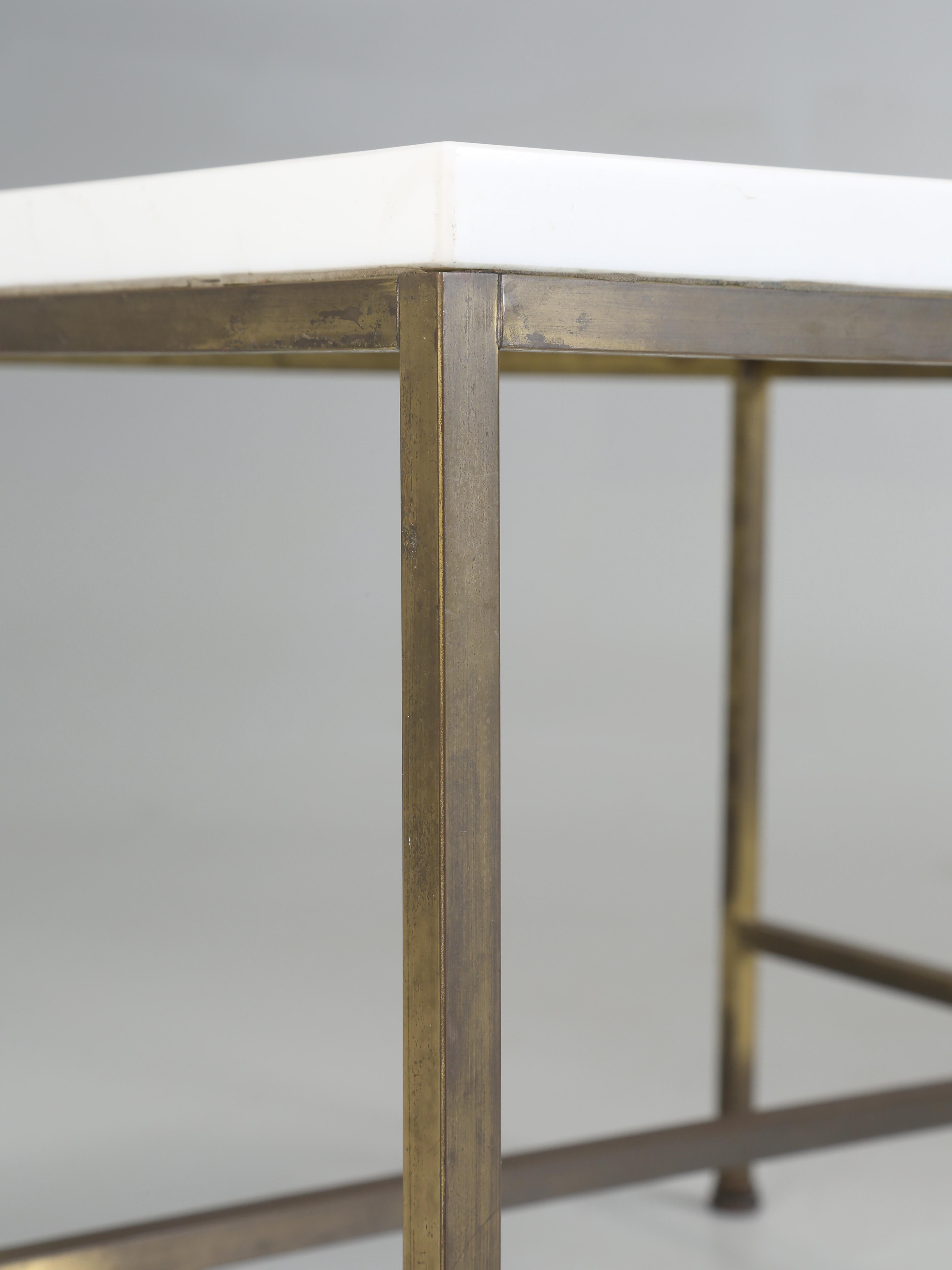 Tables basses en laiton et verre Vitrolite modernes du milieu du siècle dernier attribuées à Paul McCobb en vente 4