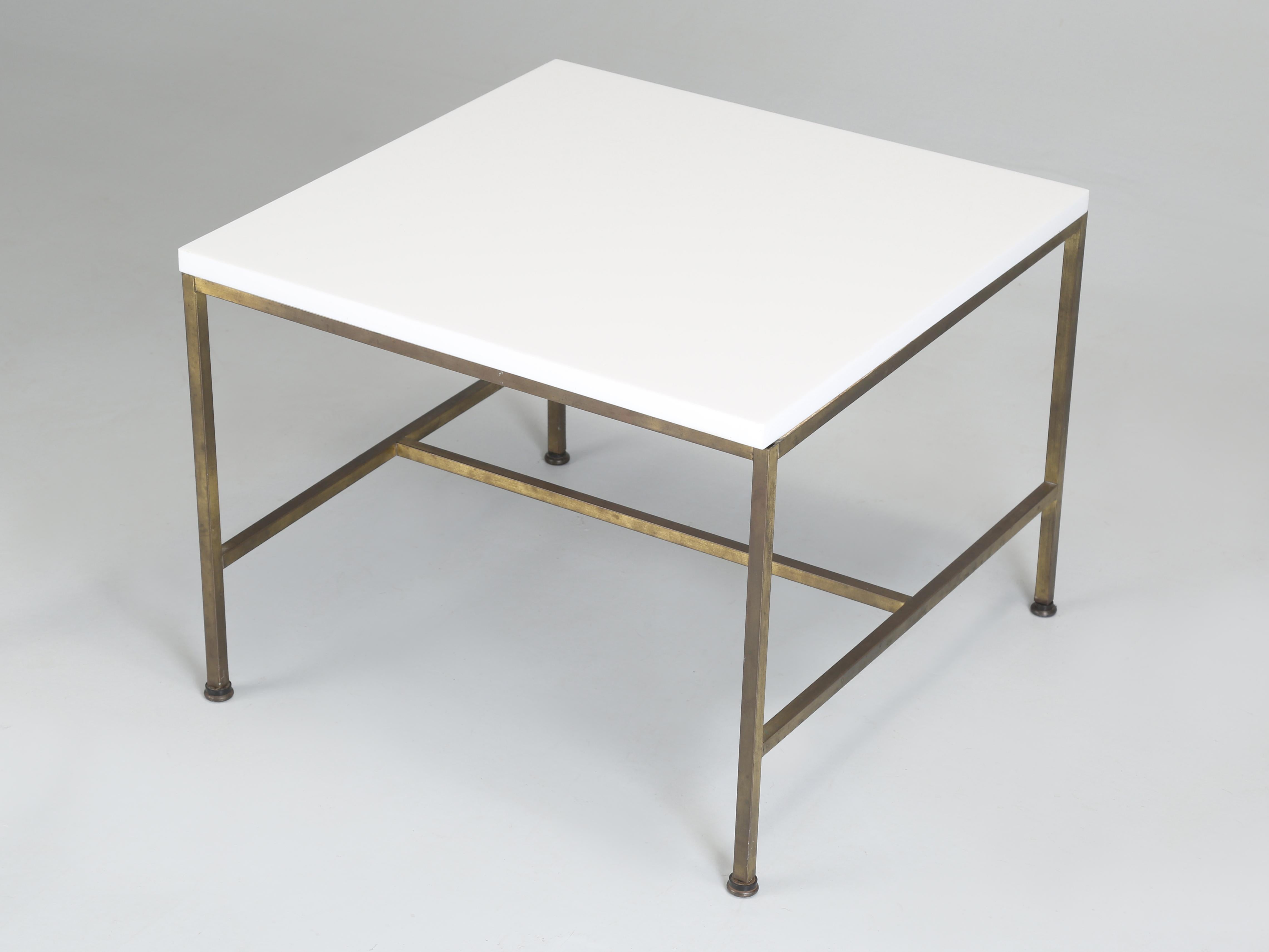 Mid-Century Modern Tables basses en laiton et verre Vitrolite modernes du milieu du siècle dernier attribuées à Paul McCobb en vente