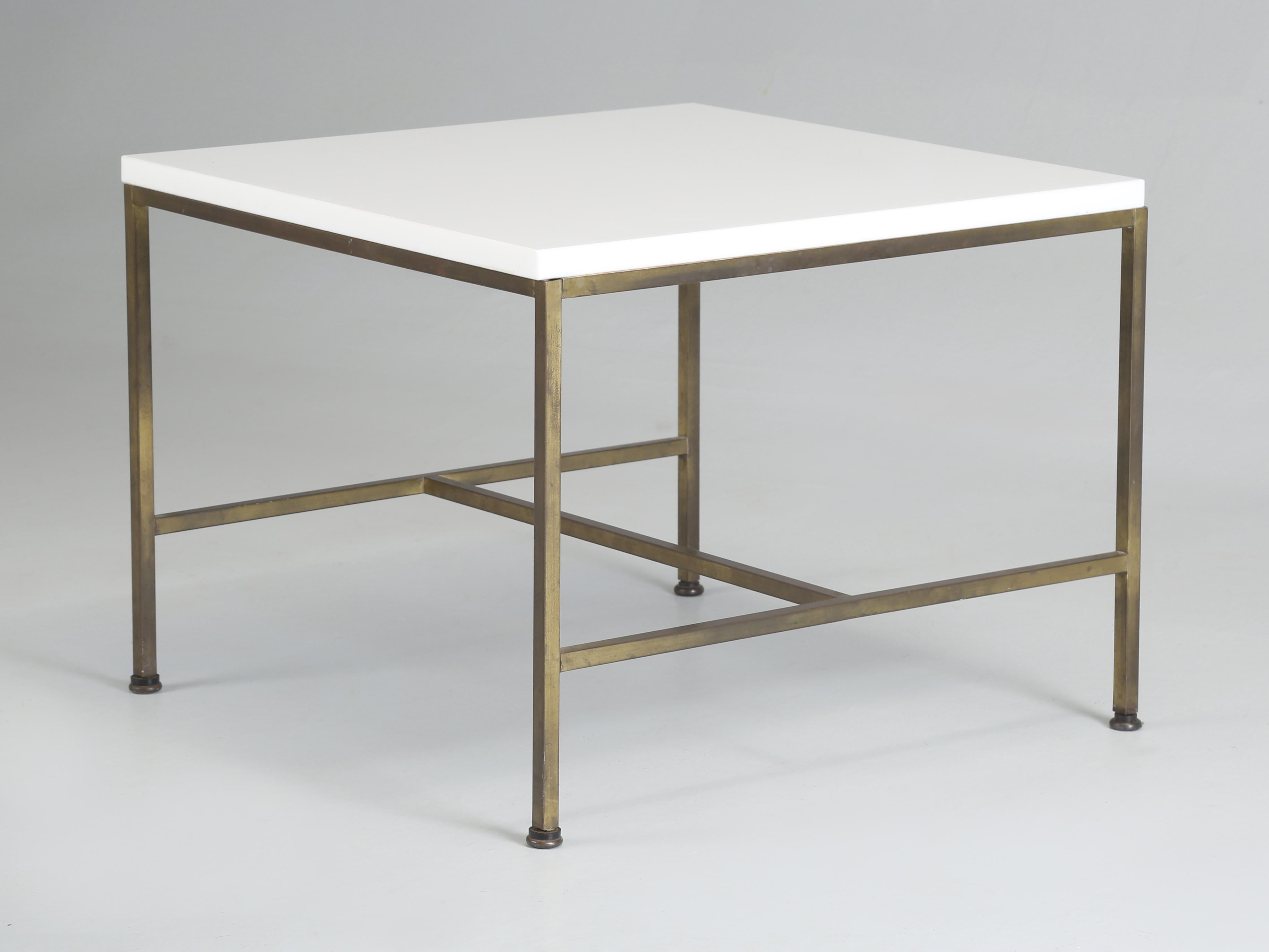 Américain Tables basses en laiton et verre Vitrolite modernes du milieu du siècle dernier attribuées à Paul McCobb en vente