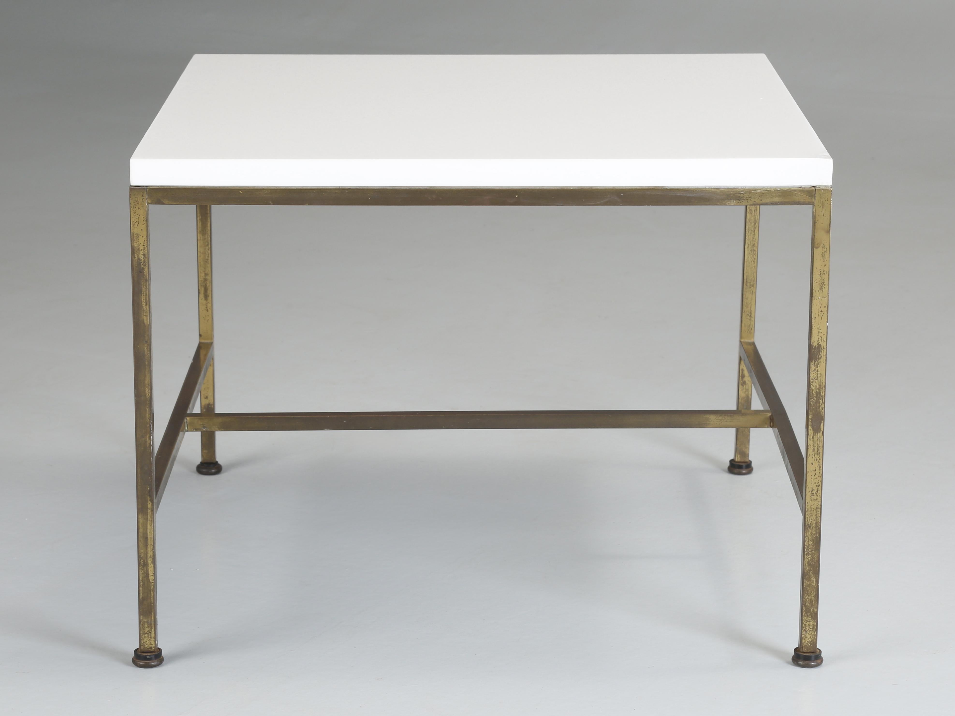 Fait main Tables basses en laiton et verre Vitrolite modernes du milieu du siècle dernier attribuées à Paul McCobb en vente