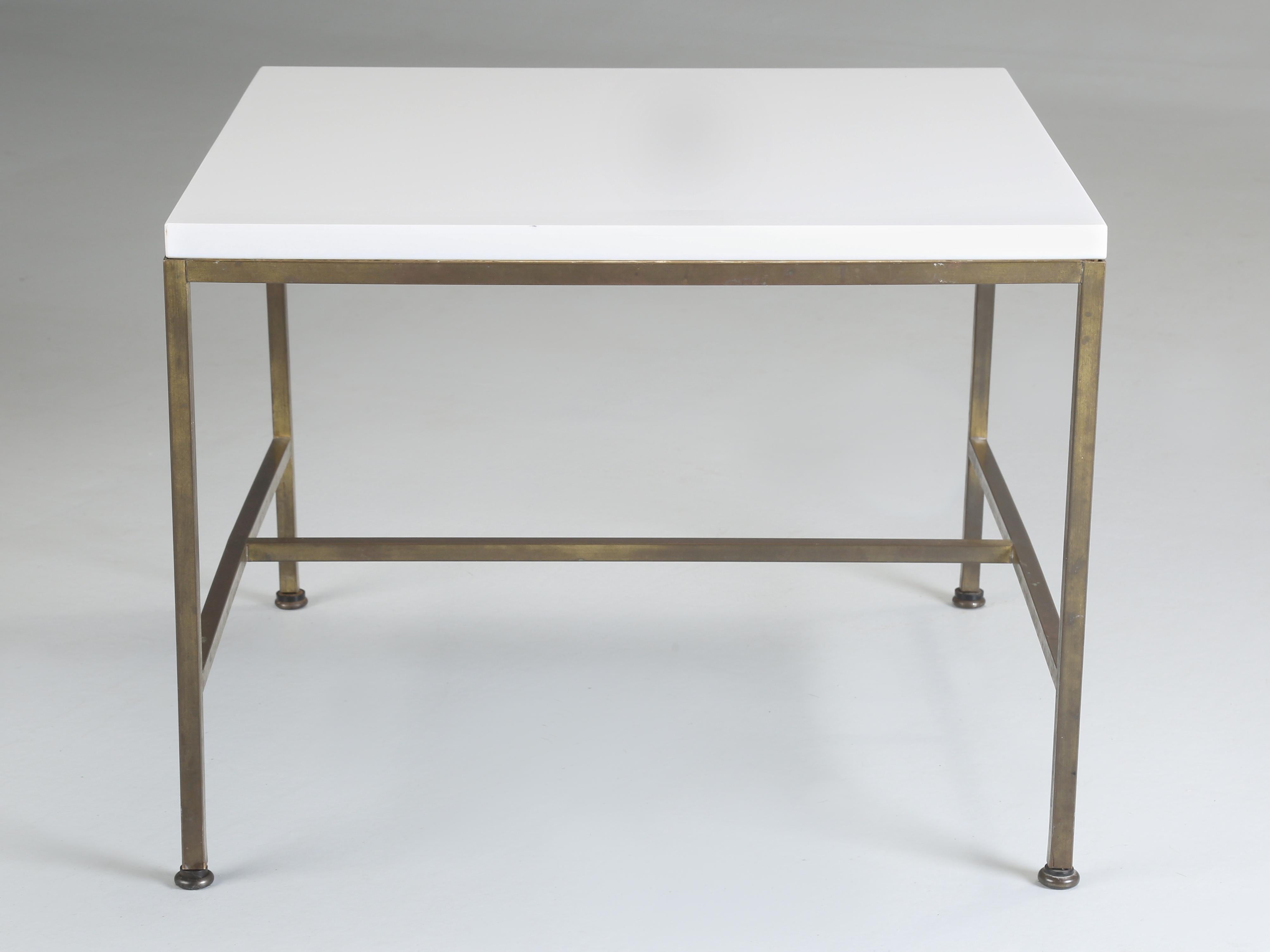 Milieu du XXe siècle Tables basses en laiton et verre Vitrolite modernes du milieu du siècle dernier attribuées à Paul McCobb en vente