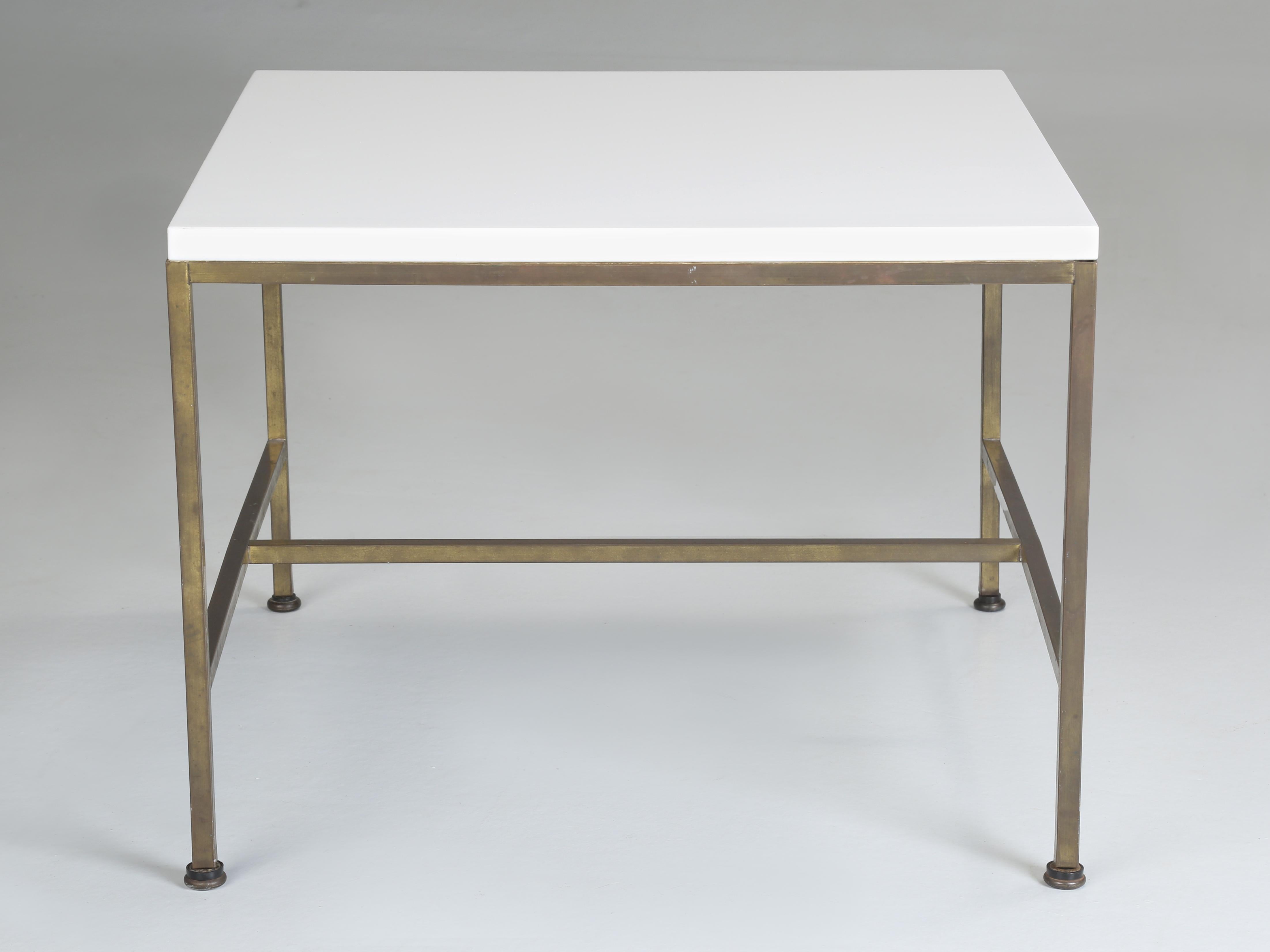 Métal Tables basses en laiton et verre Vitrolite modernes du milieu du siècle dernier attribuées à Paul McCobb en vente