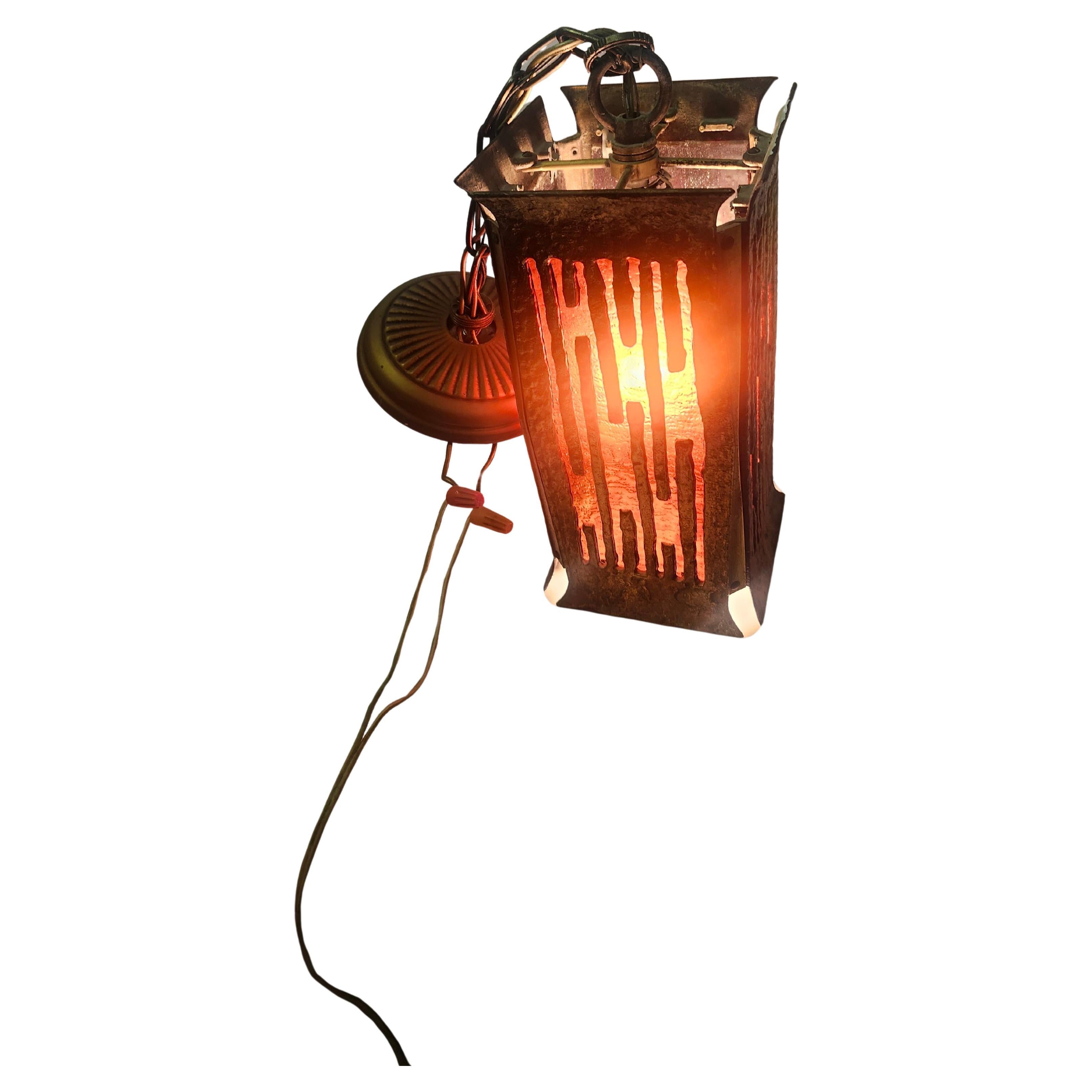 Spettacolare lampada a sospensione in ottone fuso in stile brutalista con pannelli in vetro colorato rosso arancio. Il cablaggio è sano e tutto il resto è in ottime condizioni vintage con un'usura minima dovuta all'età e all'uso.
Si prega di vedere