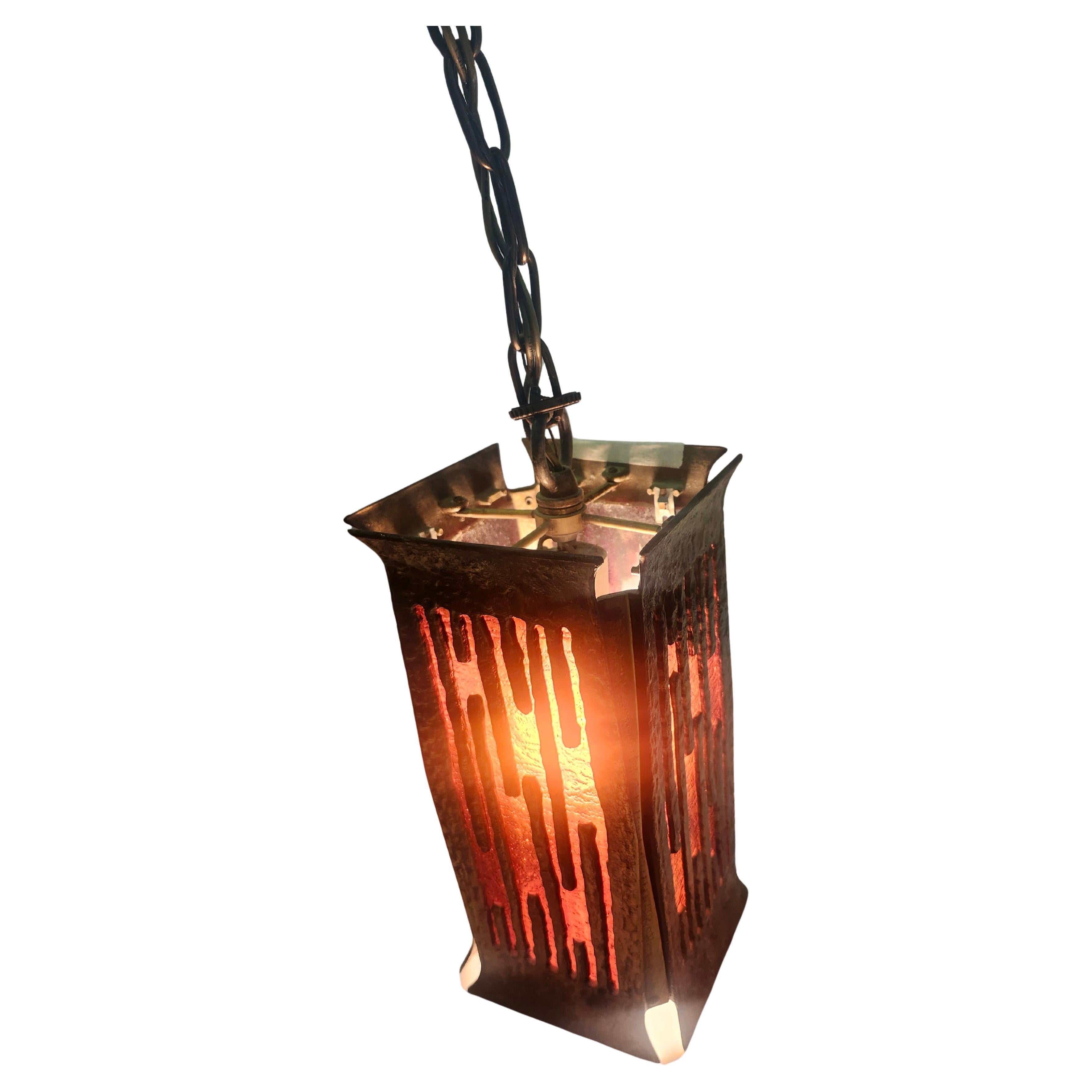 Americano Lampadario a sospensione brutalista moderno di metà secolo in ottone e vetro rosso C1970 in vendita
