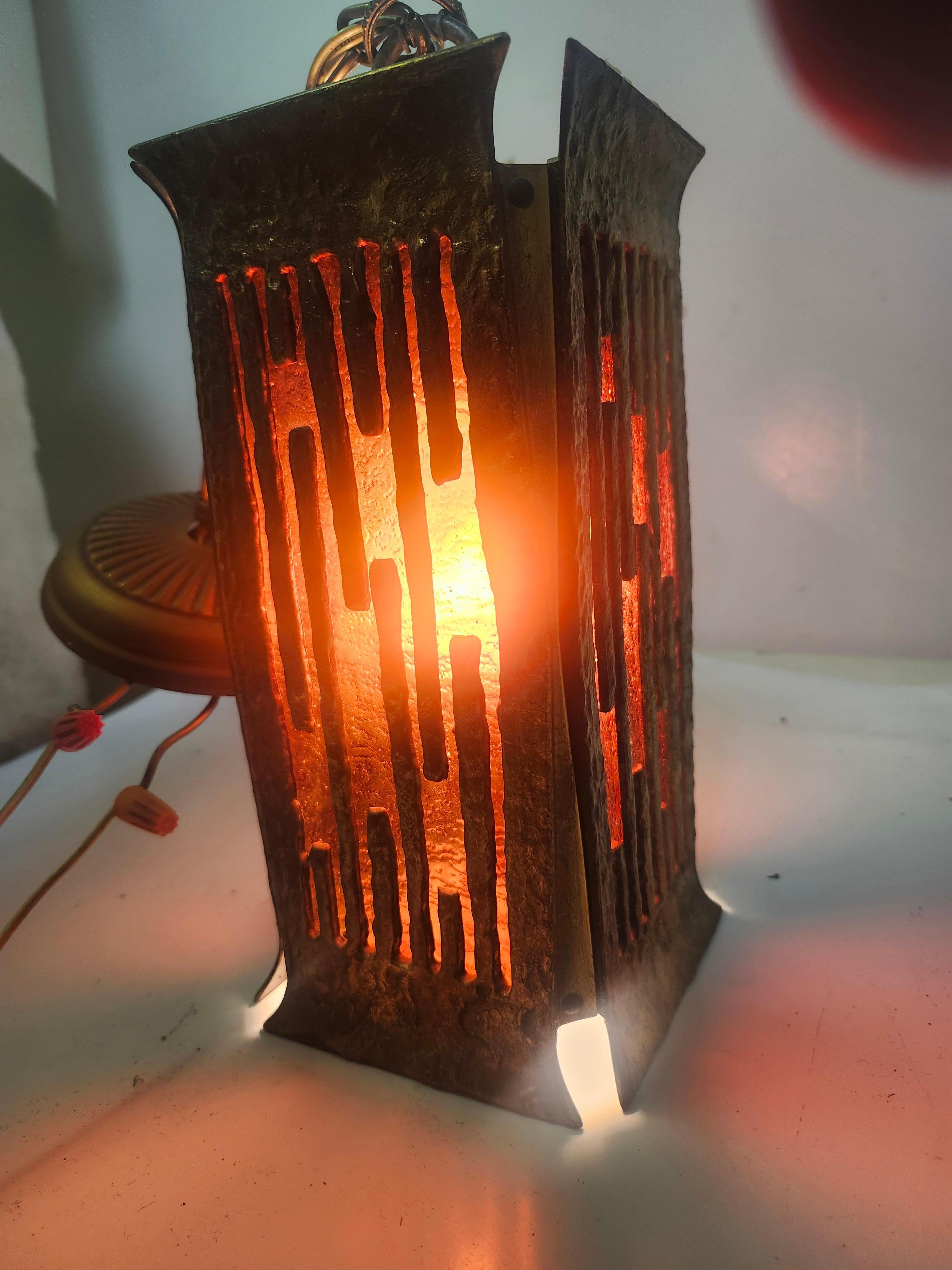 Calco Lampadario a sospensione brutalista moderno di metà secolo in ottone e vetro rosso C1970 in vendita