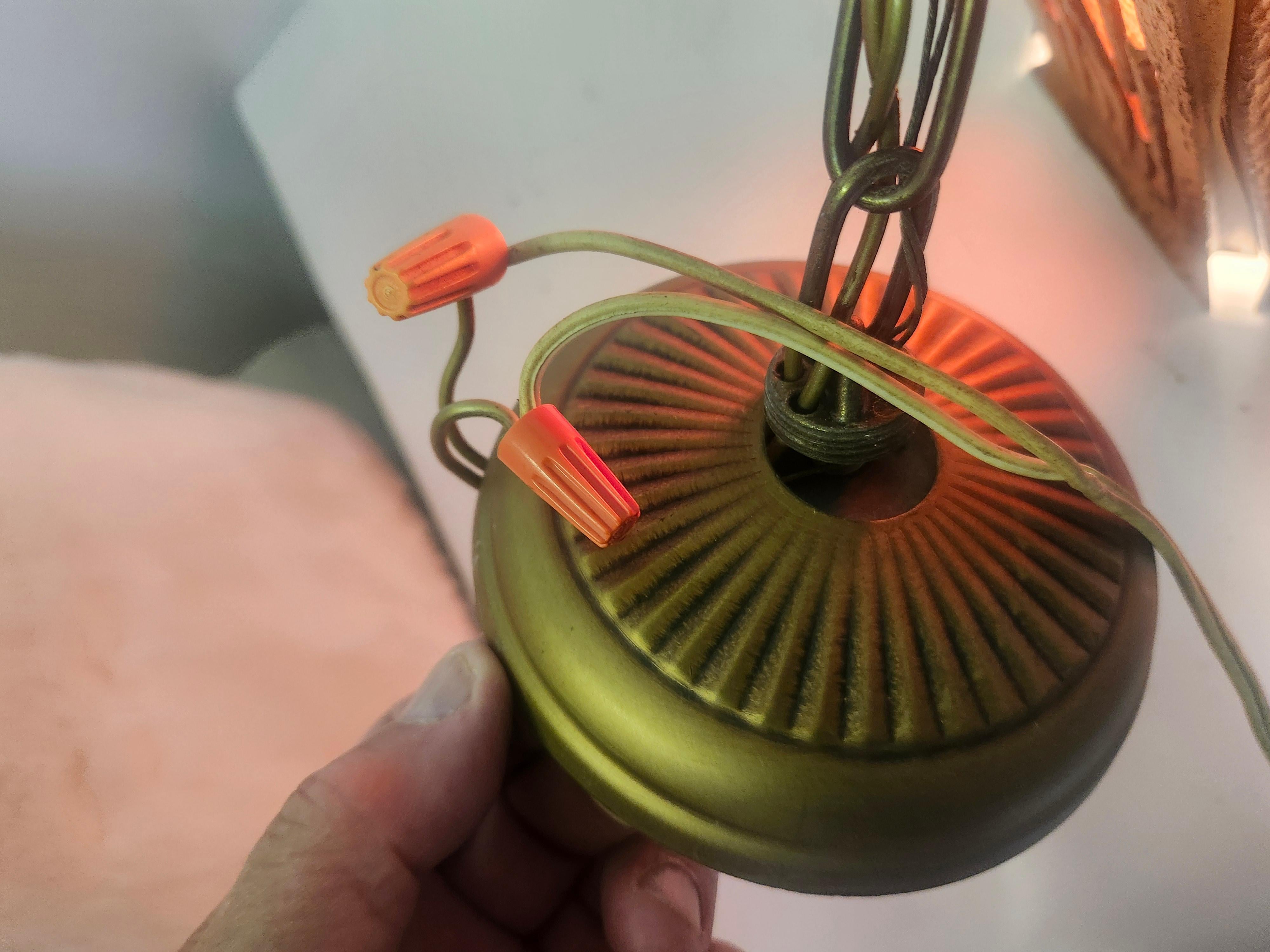 Fine XX secolo Lampadario a sospensione brutalista moderno di metà secolo in ottone e vetro rosso C1970 in vendita