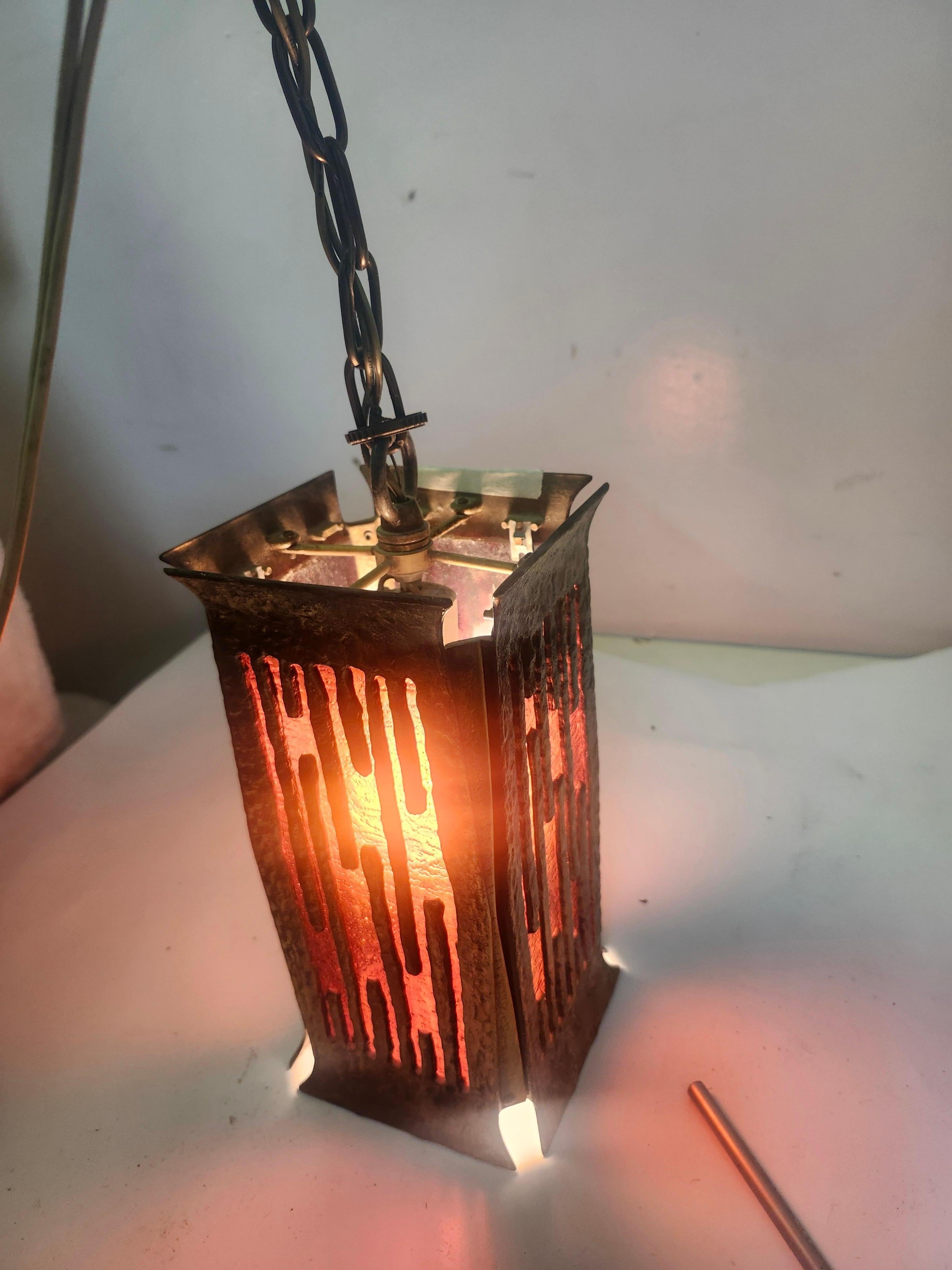 Ottone Lampadario a sospensione brutalista moderno di metà secolo in ottone e vetro rosso C1970 in vendita