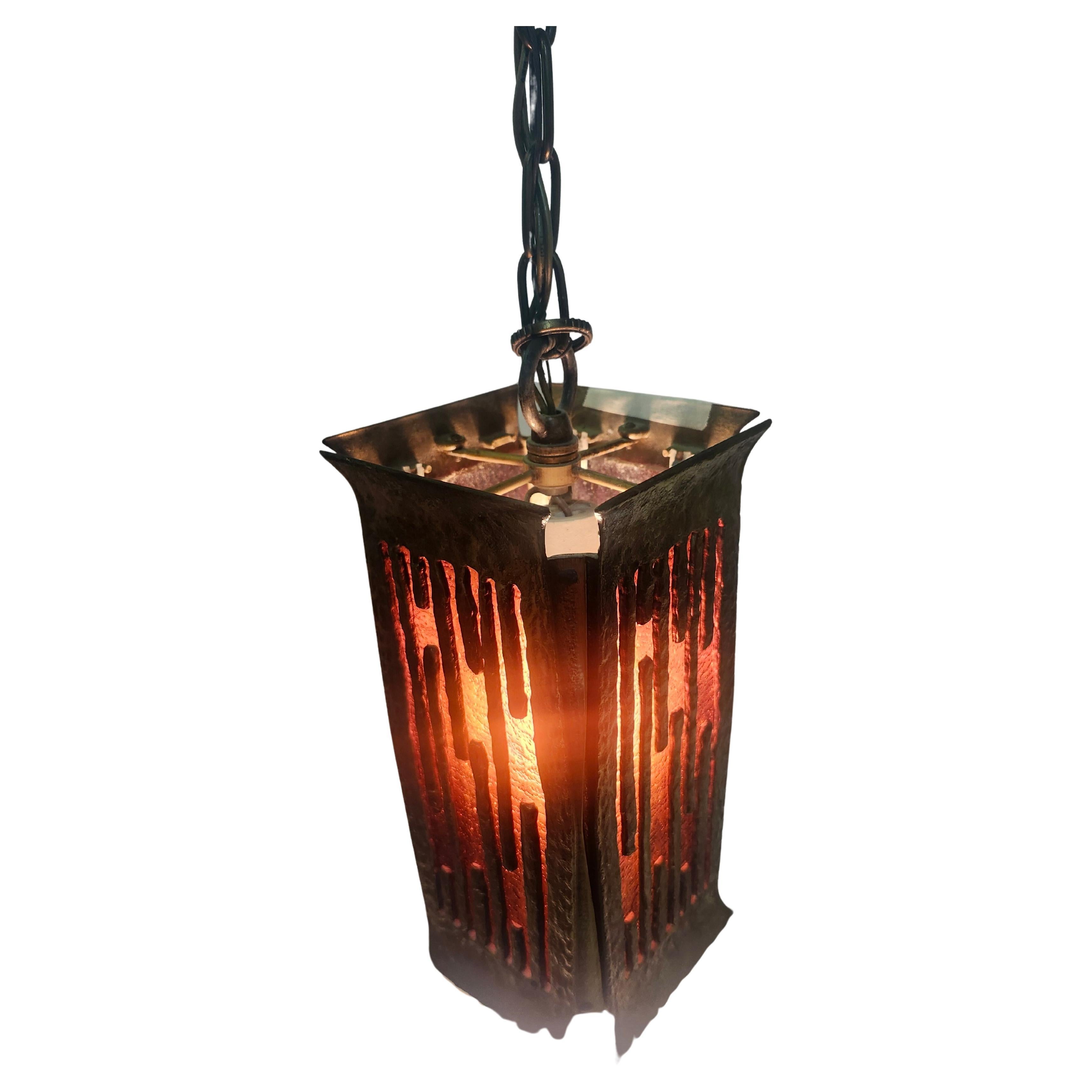 Lampadario a sospensione brutalista moderno di metà secolo in ottone e vetro rosso C1970