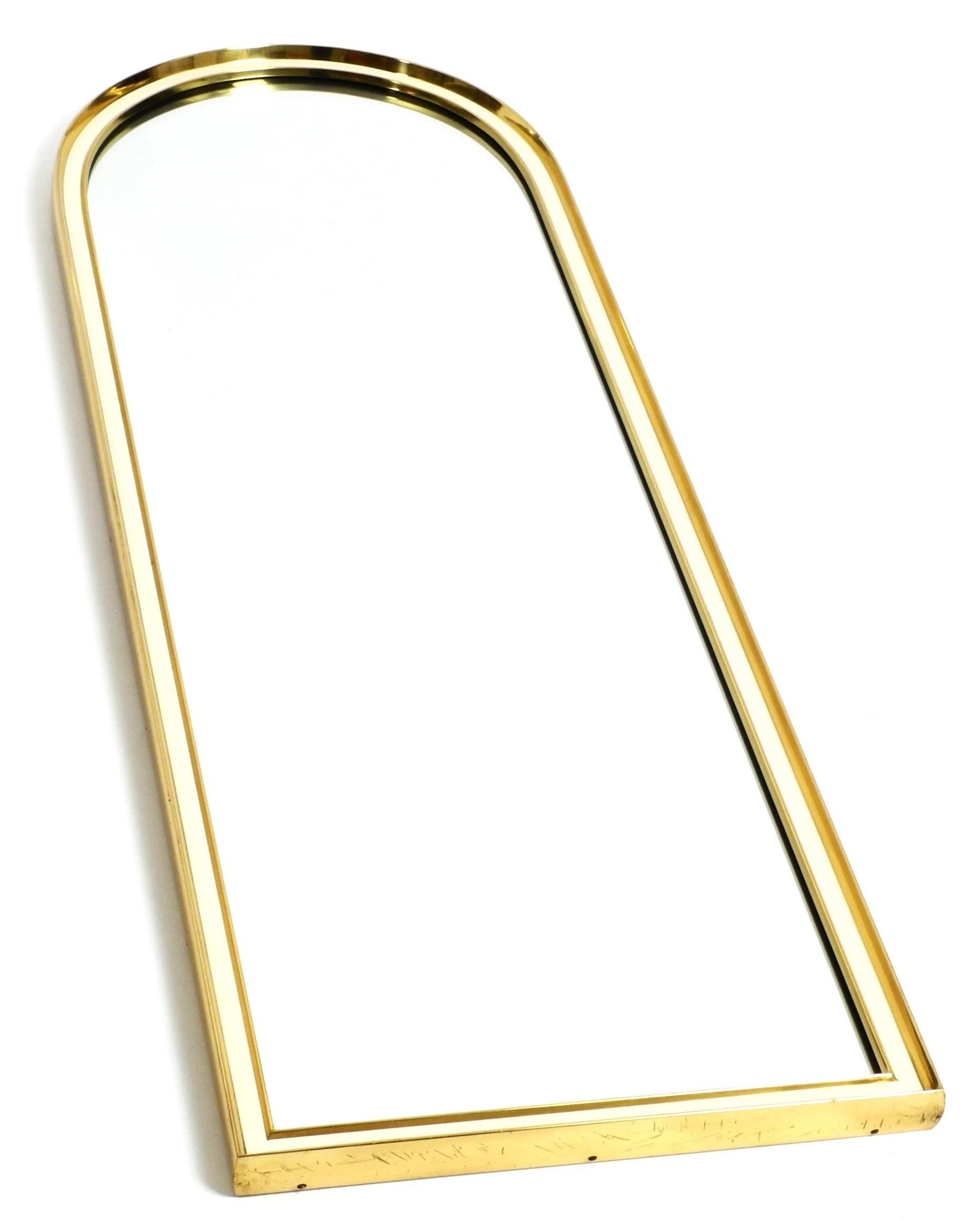 Extraordinary mid-century brass wall mirror by Vereinigte Werkstätten München, made in Germany.

Great 1970s elegant design. Very high quality production. Heavy and very solidly built. An unusually thick, continuous brass frame, which is finished