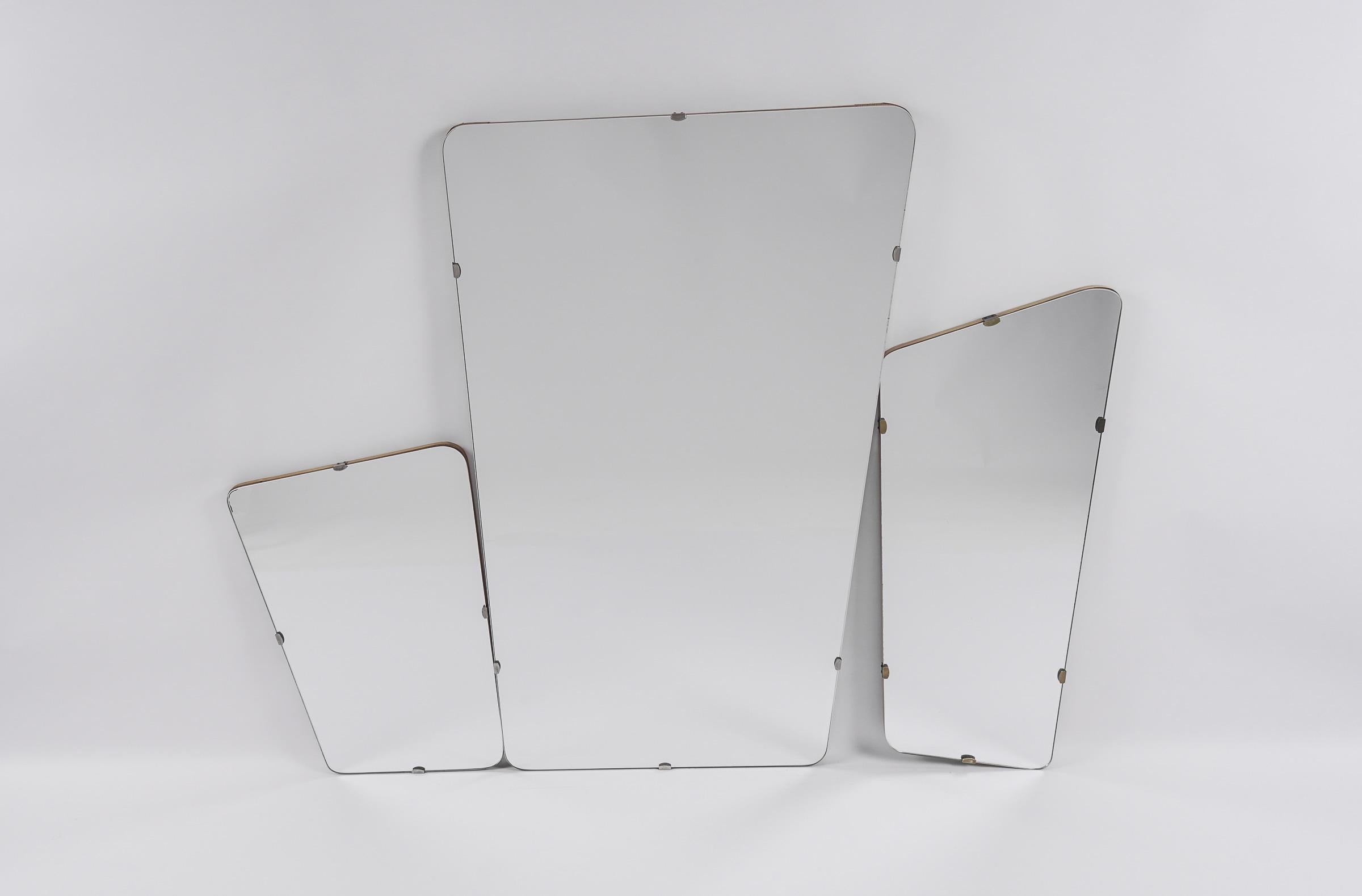 Asymétriques et toutes de la même série avec des clips en laiton.

Le plus petit miroir : 61 cm de haut, 40 cm de large, 2 cm de profondeur.

Le miroir du milieu : 72 cm de haut, 35 cm de large, 2 cm de profondeur.

Le plus grand miroir : 111