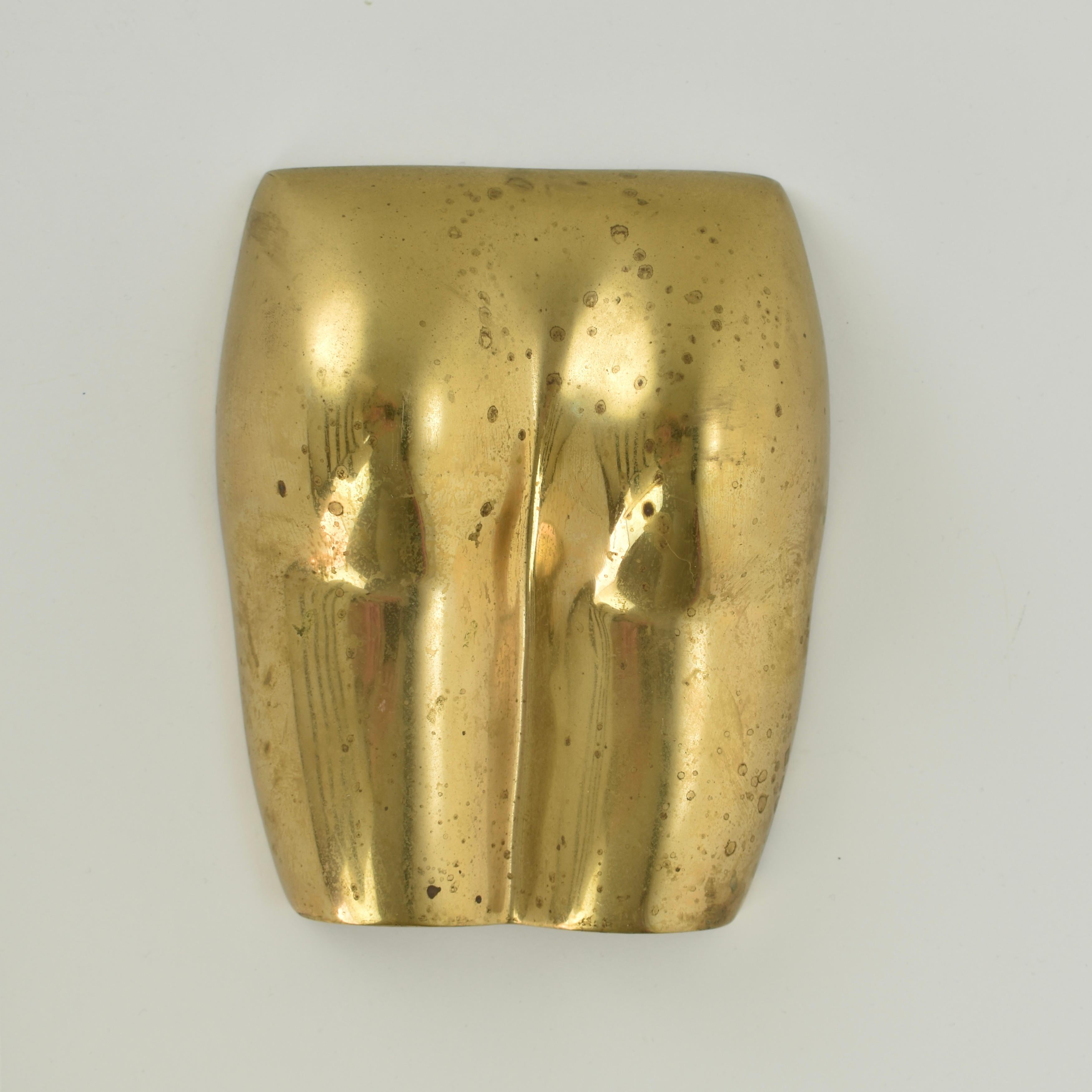 Europeo Scultura di nudo da parete in ottone del Mid Century Modern in vendita