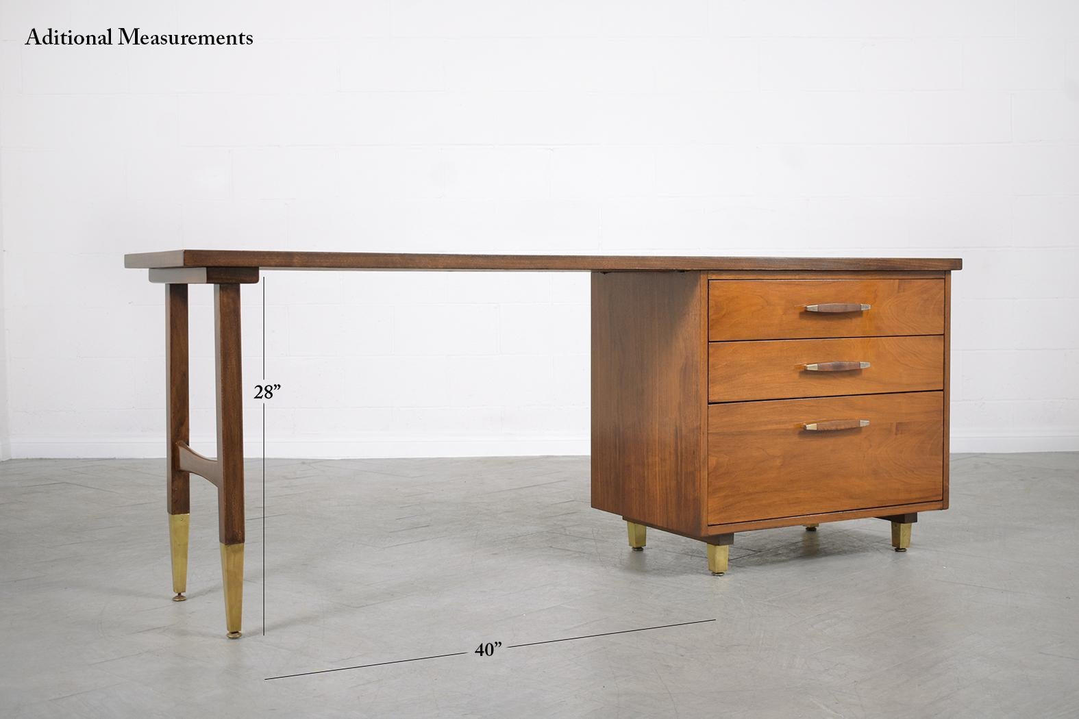 1960s Mid-Century Modern Executive Desk Walnut with Chrome Accents (Bureau de direction en noyer avec accents chromés) en vente 3
