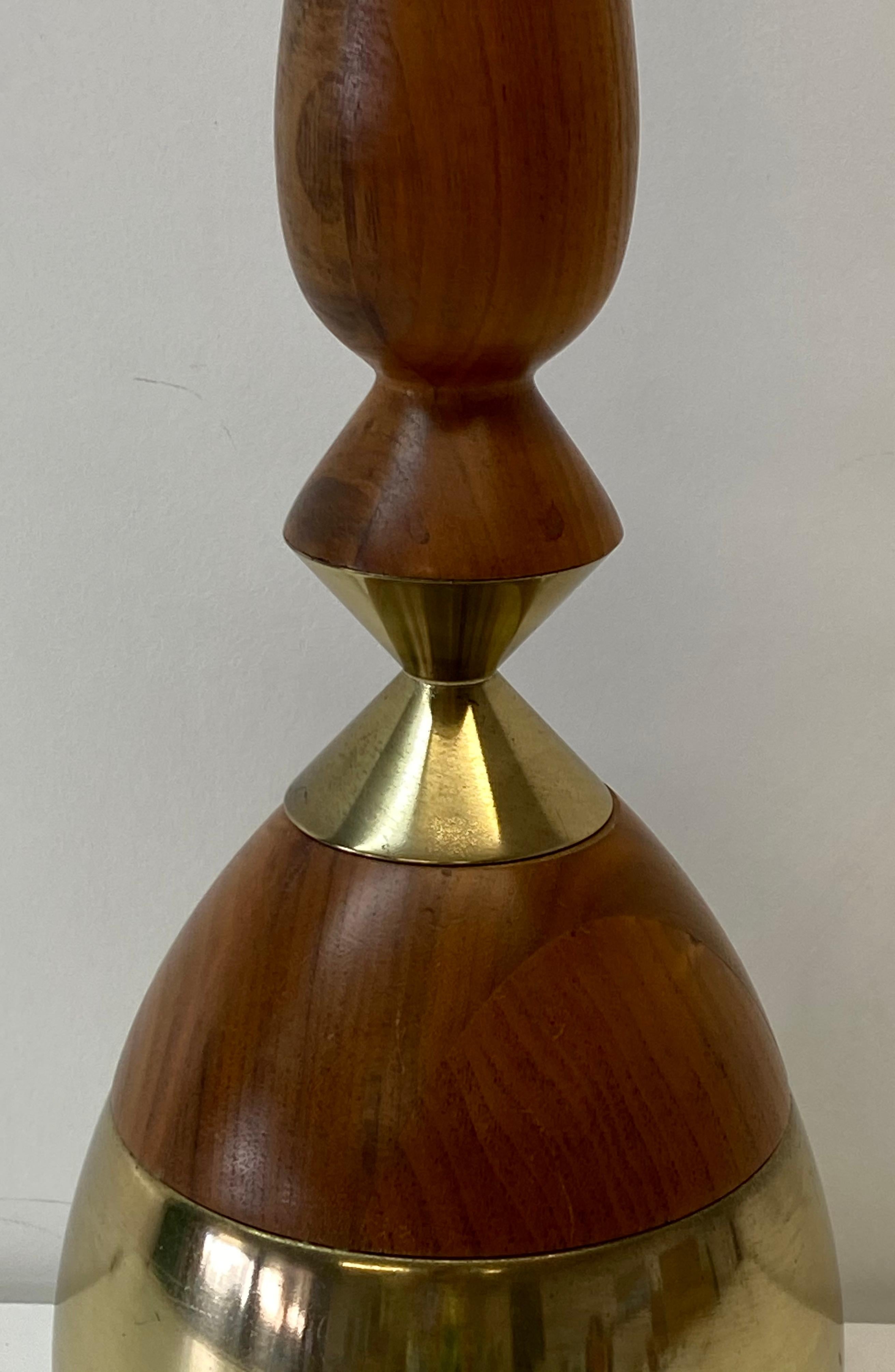 Polished Mid-Century Modern Brass and Walnut Table Lamp, circa 1960 For Sale