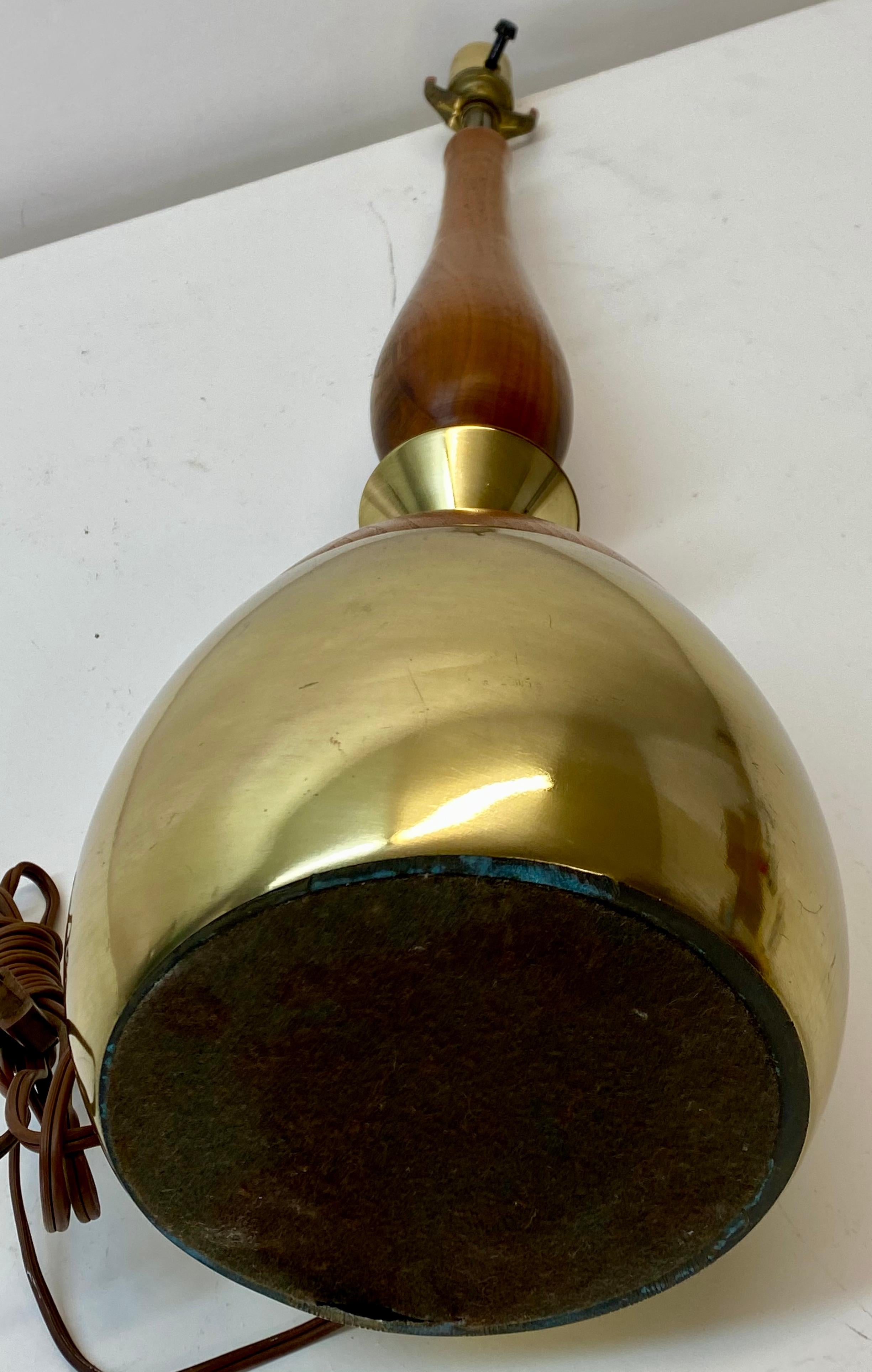 Fait main Lampe de bureau en laiton et noyer de style mi-siècle moderne, vers 1960 en vente
