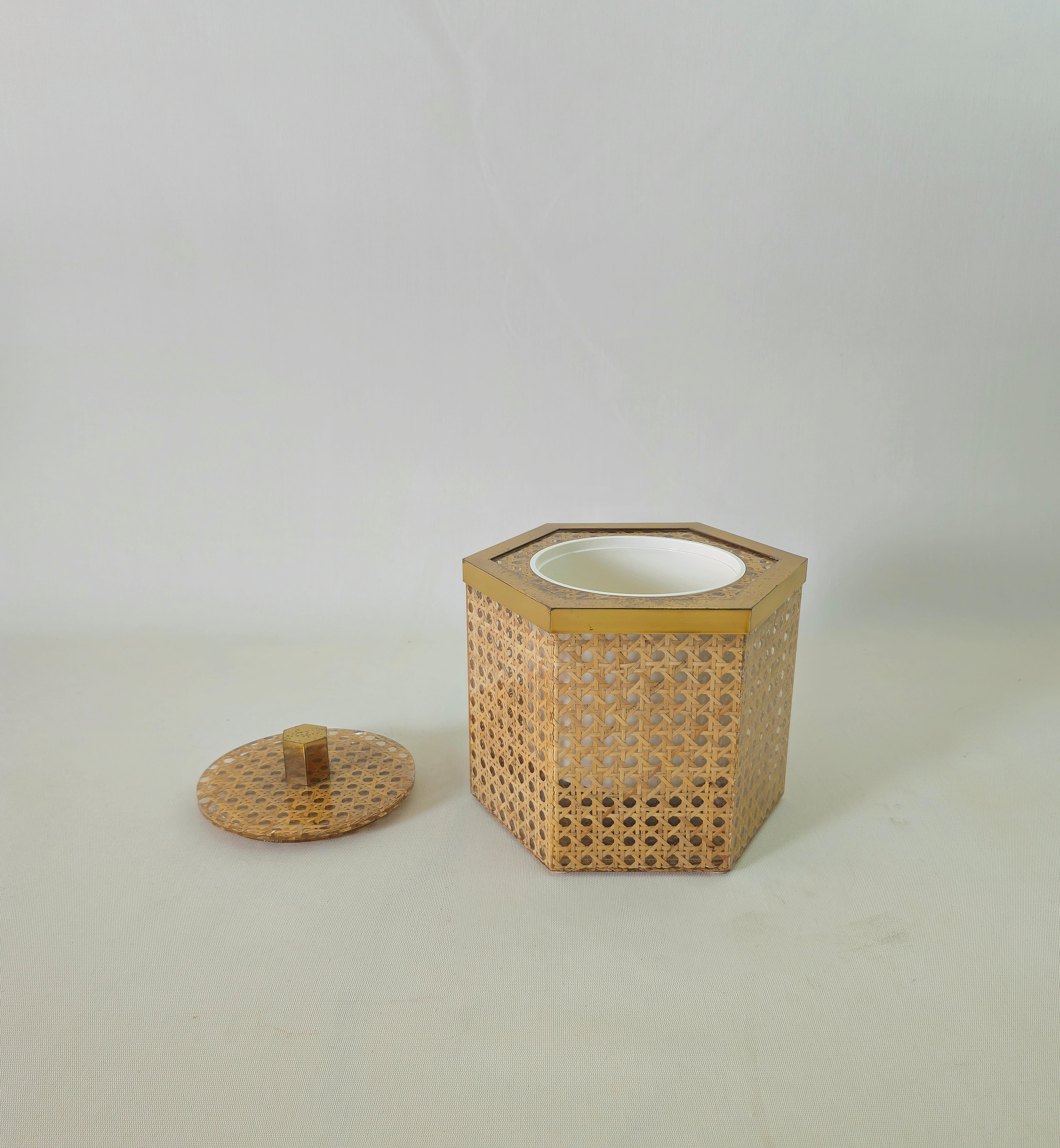 This beautiful and elegant ice bucket is made of lucite with woven wicker and brass decorations. Hexagonal cut detail. This is an Italian work. Please watch the video and photos carefully, thank you.

Inner diameter: 12 cm
Weight: 2.115 Kg

NOTE: We