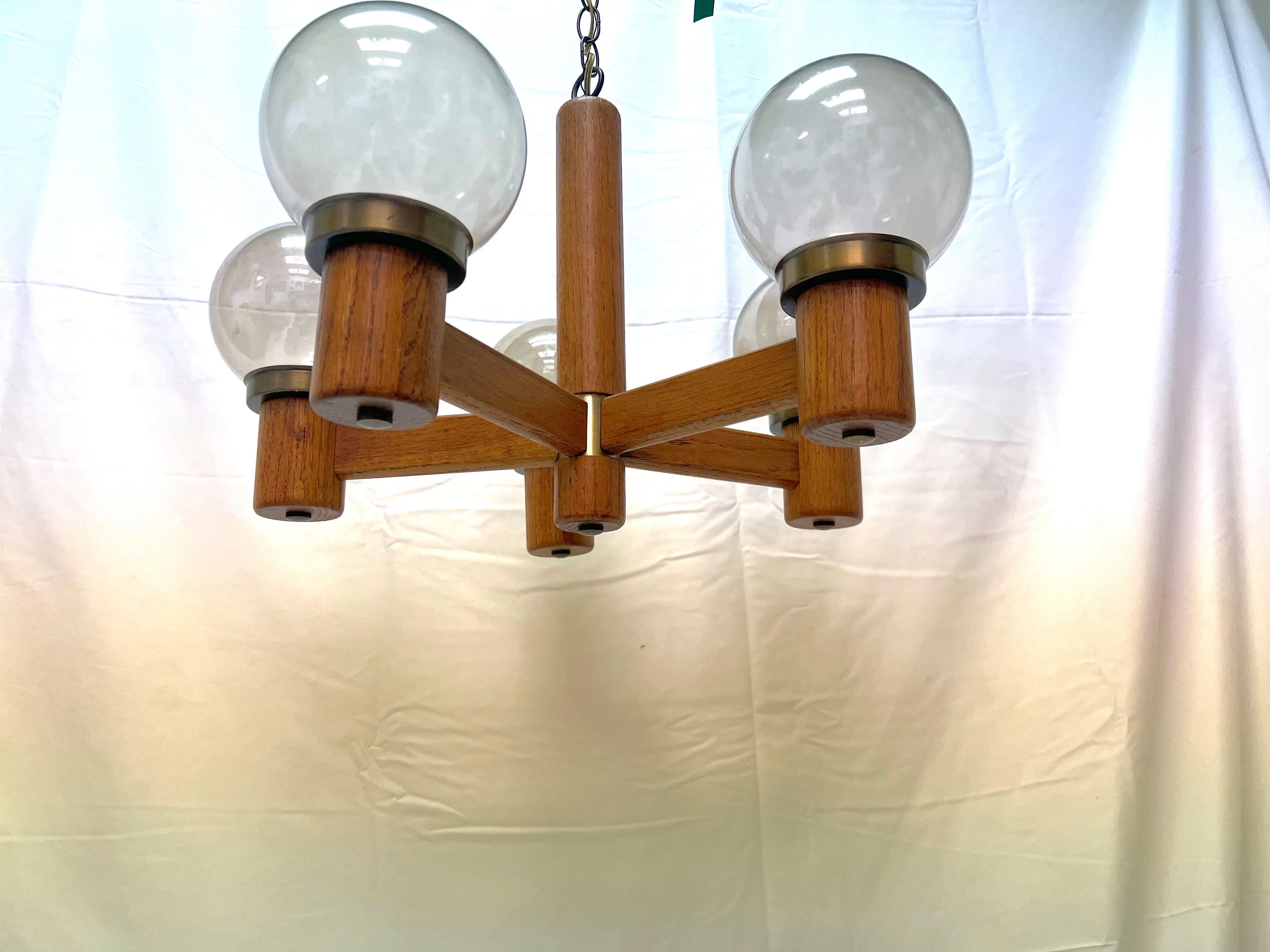 Scandinavian Modern Mid-Century Modern Brass Wood 5 Light Globe Chandelier For Sale
