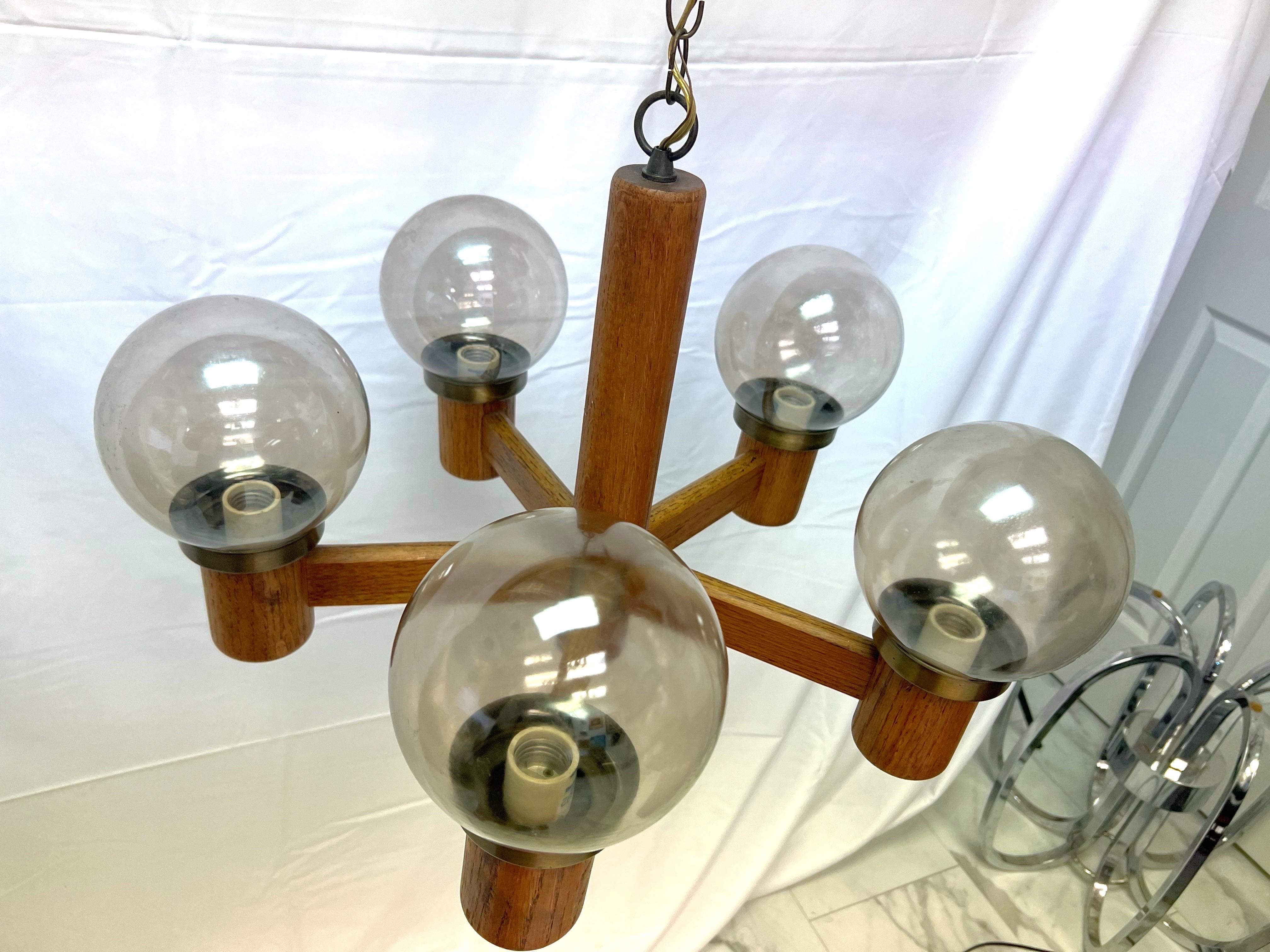 20ième siècle Lustre Globe 5 Lumières en Bois Laiton Modernity en vente