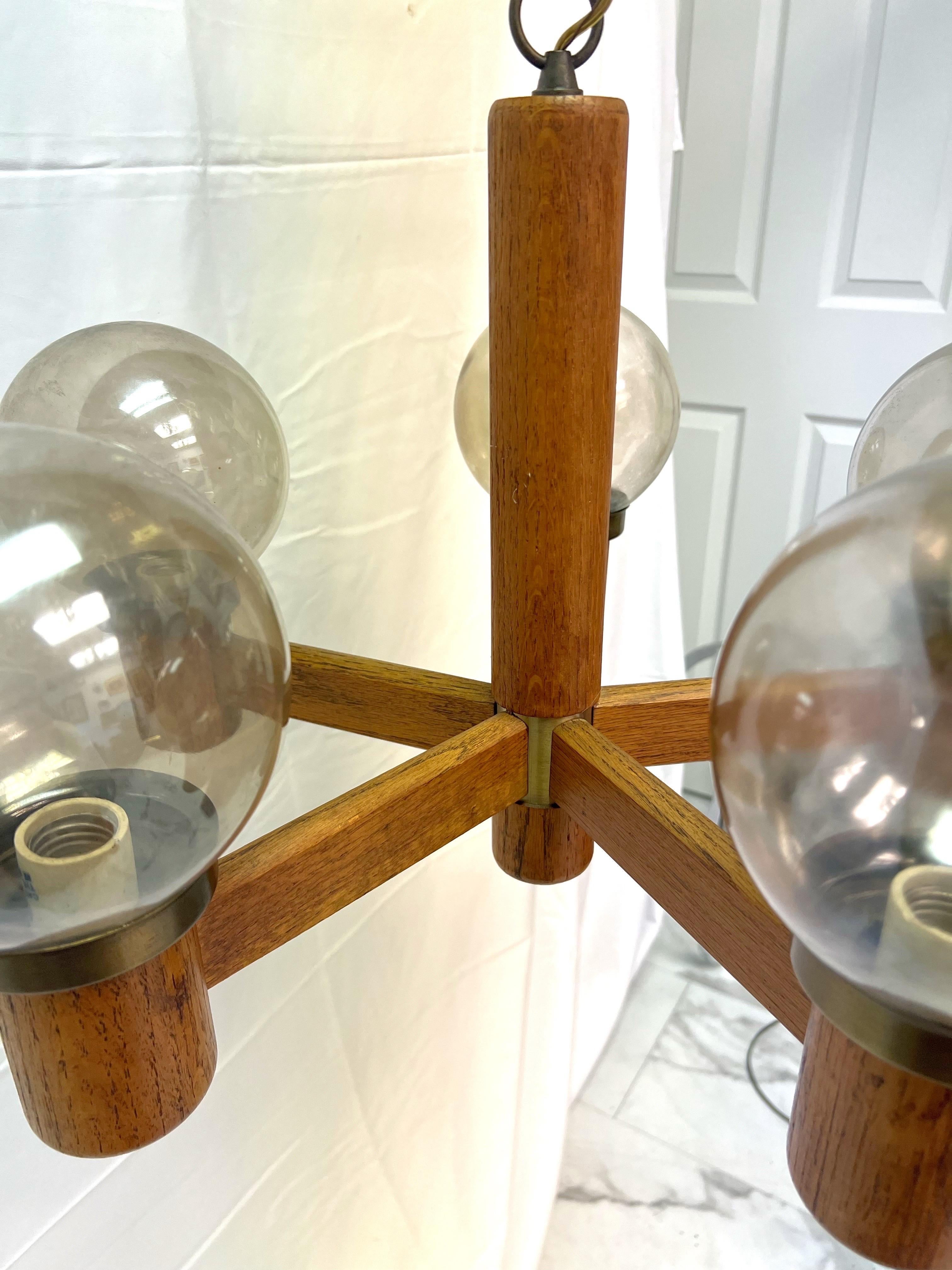20th Century Mid-Century Modern Brass Wood 5 Light Globe Chandelier For Sale