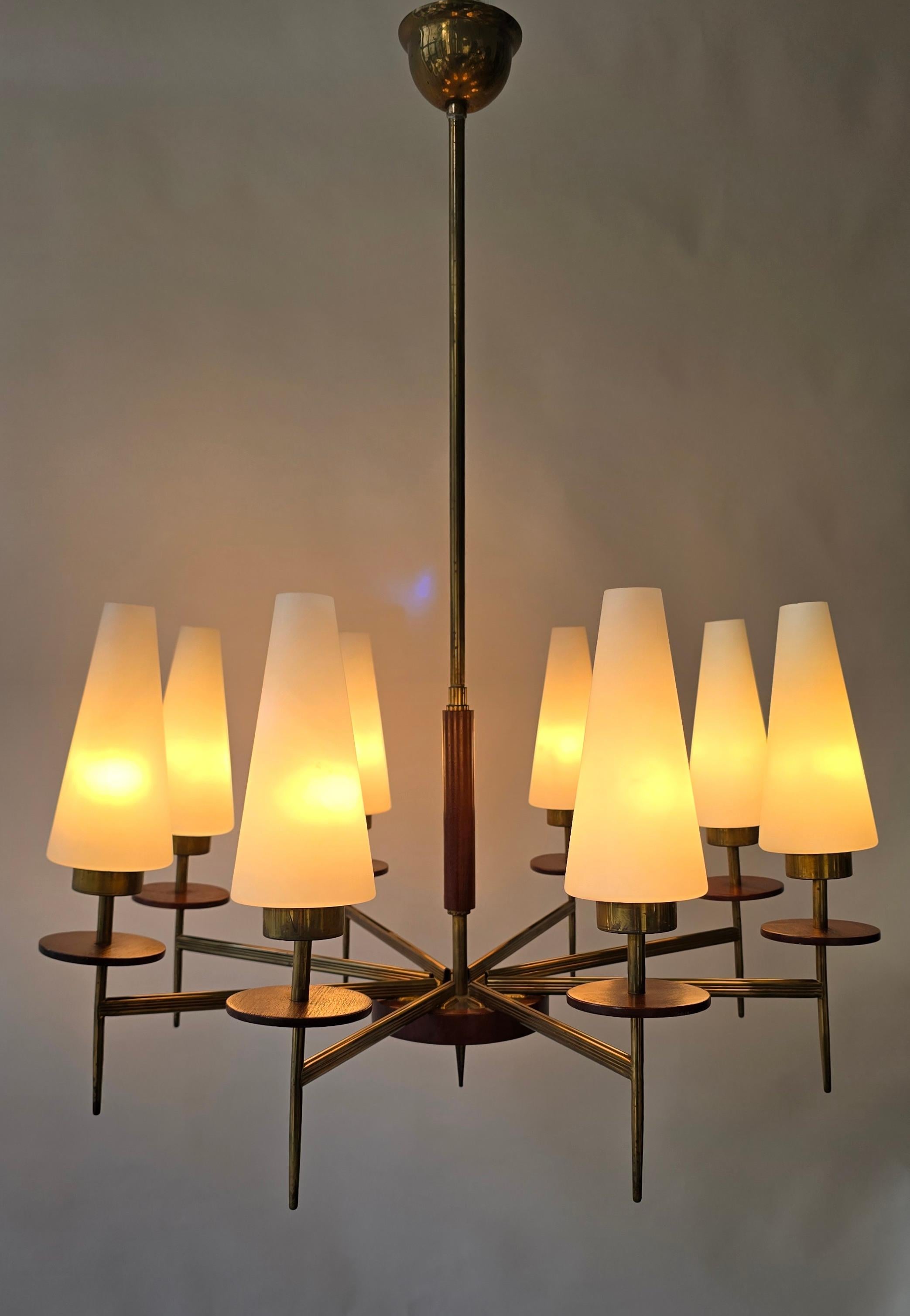 Lampadario moderno di metà secolo in ottone, legno e vetro opalino, anni '50, 8 luci in vendita 3