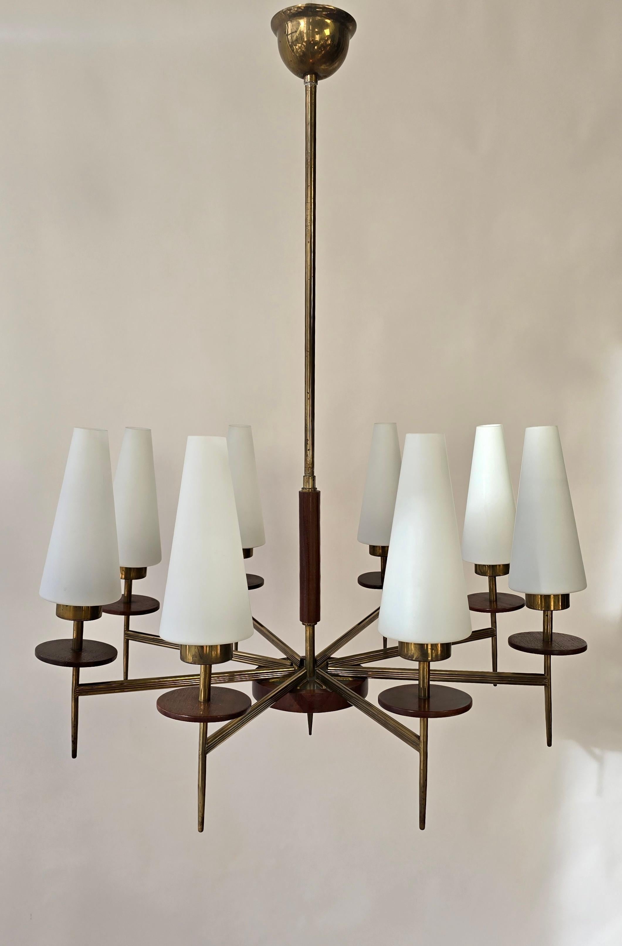 Lampadario moderno di metà secolo in ottone, legno e vetro opalino, anni '50, 8 luci in vendita 4