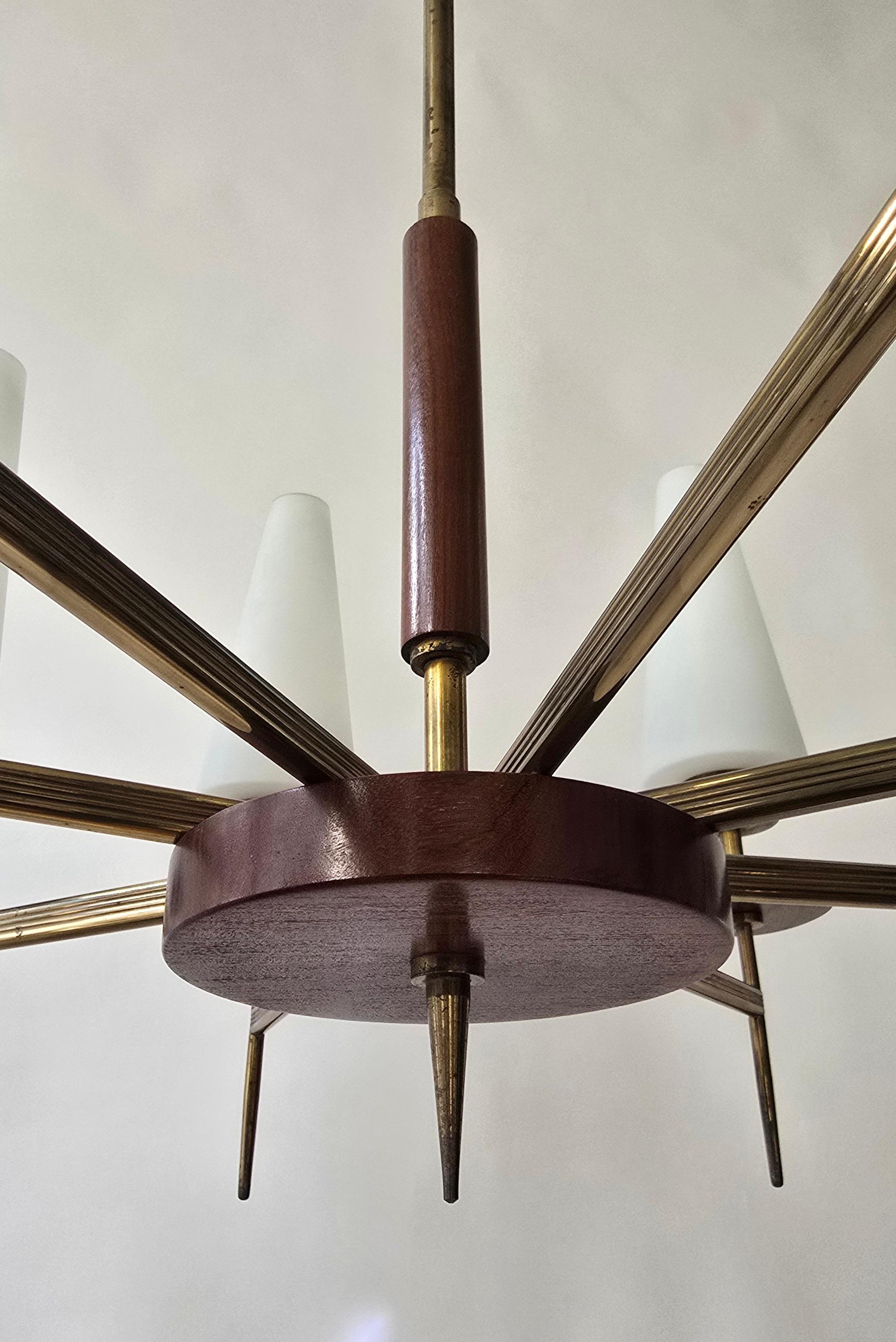 Lampadario moderno di metà secolo in ottone, legno e vetro opalino, anni '50, 8 luci in vendita 5