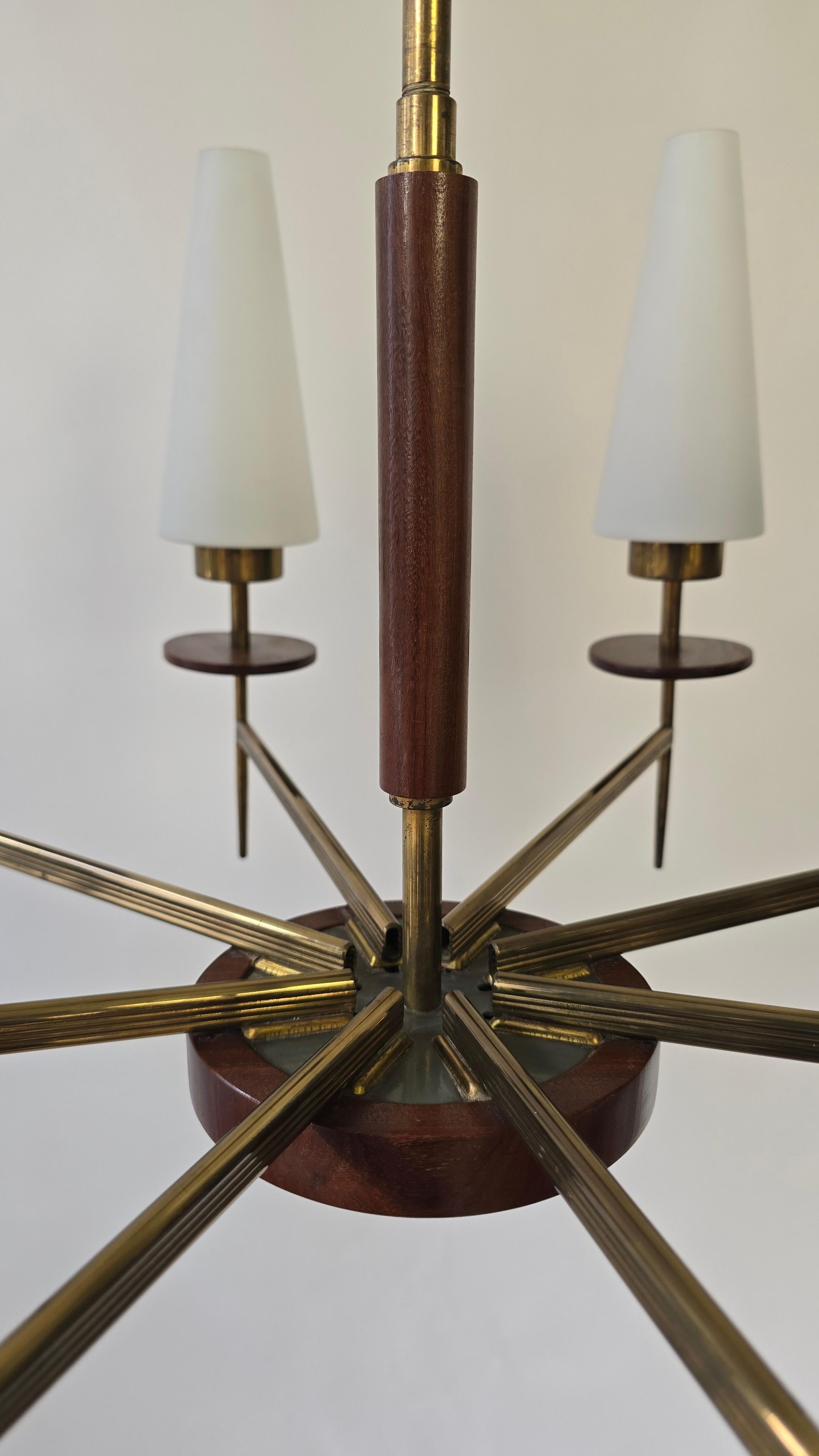 Lampadario moderno di metà secolo in ottone, legno e vetro opalino, anni '50, 8 luci in vendita 6