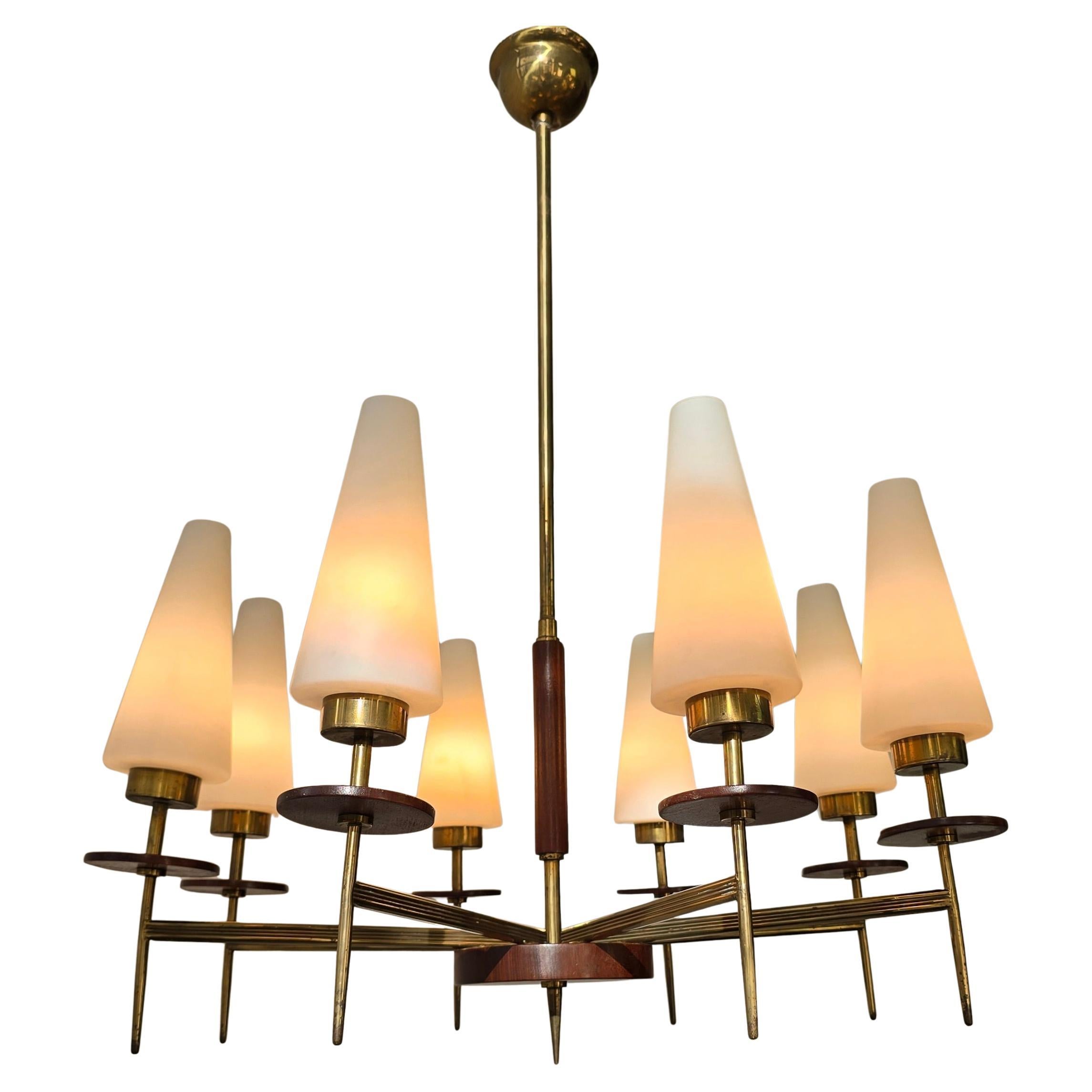 Lampadario moderno di metà secolo in ottone, legno e vetro opalino, anni '50, 8 luci

Lampadario Mid-Century Modern degli anni '50-'60, realizzato in ottone, legno e vetro opalino. L'apparecchio è dotato di otto paralumi conici in vetro opalino che