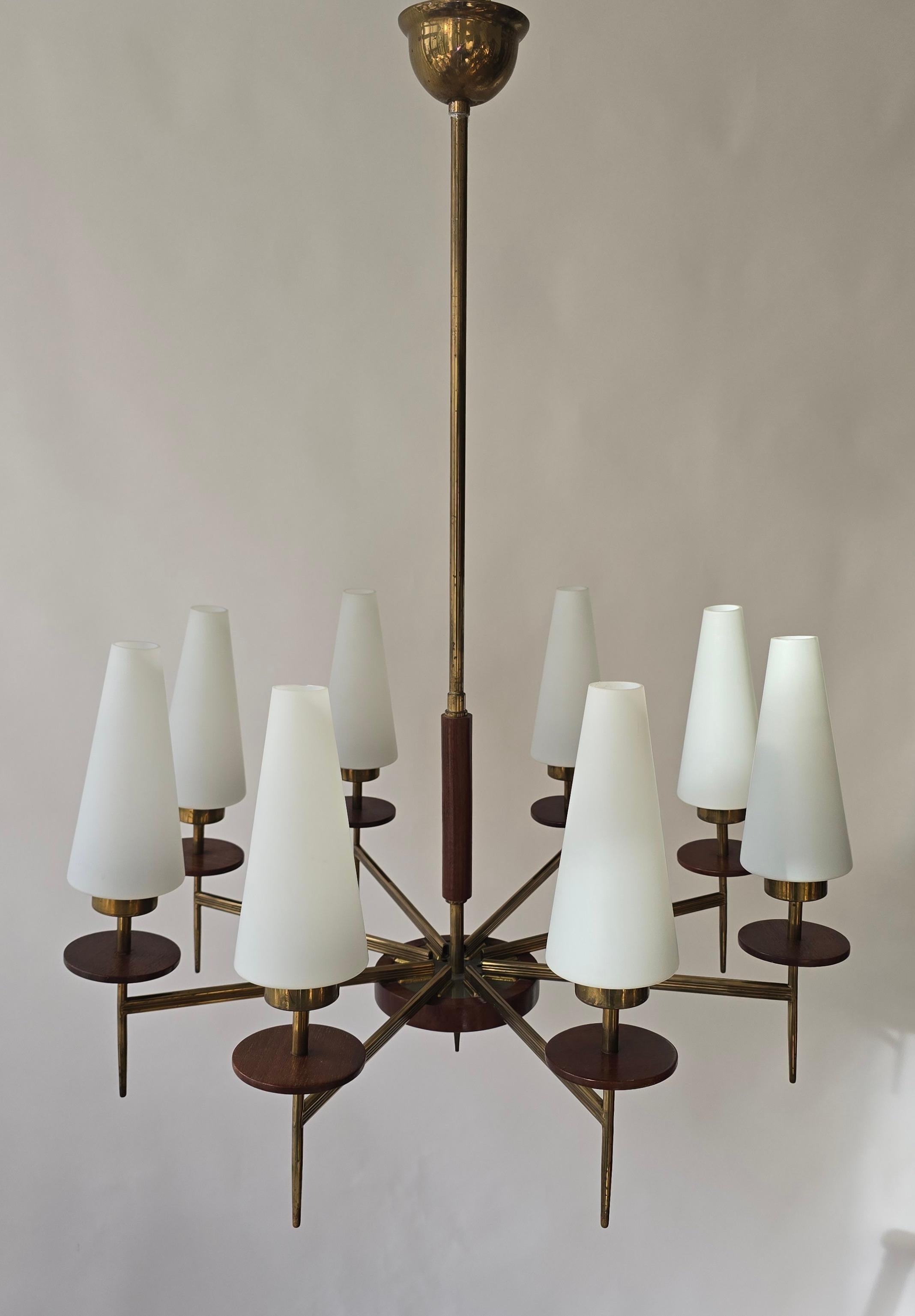 Mid-Century moderno Lampadario moderno di metà secolo in ottone, legno e vetro opalino, anni '50, 8 luci in vendita