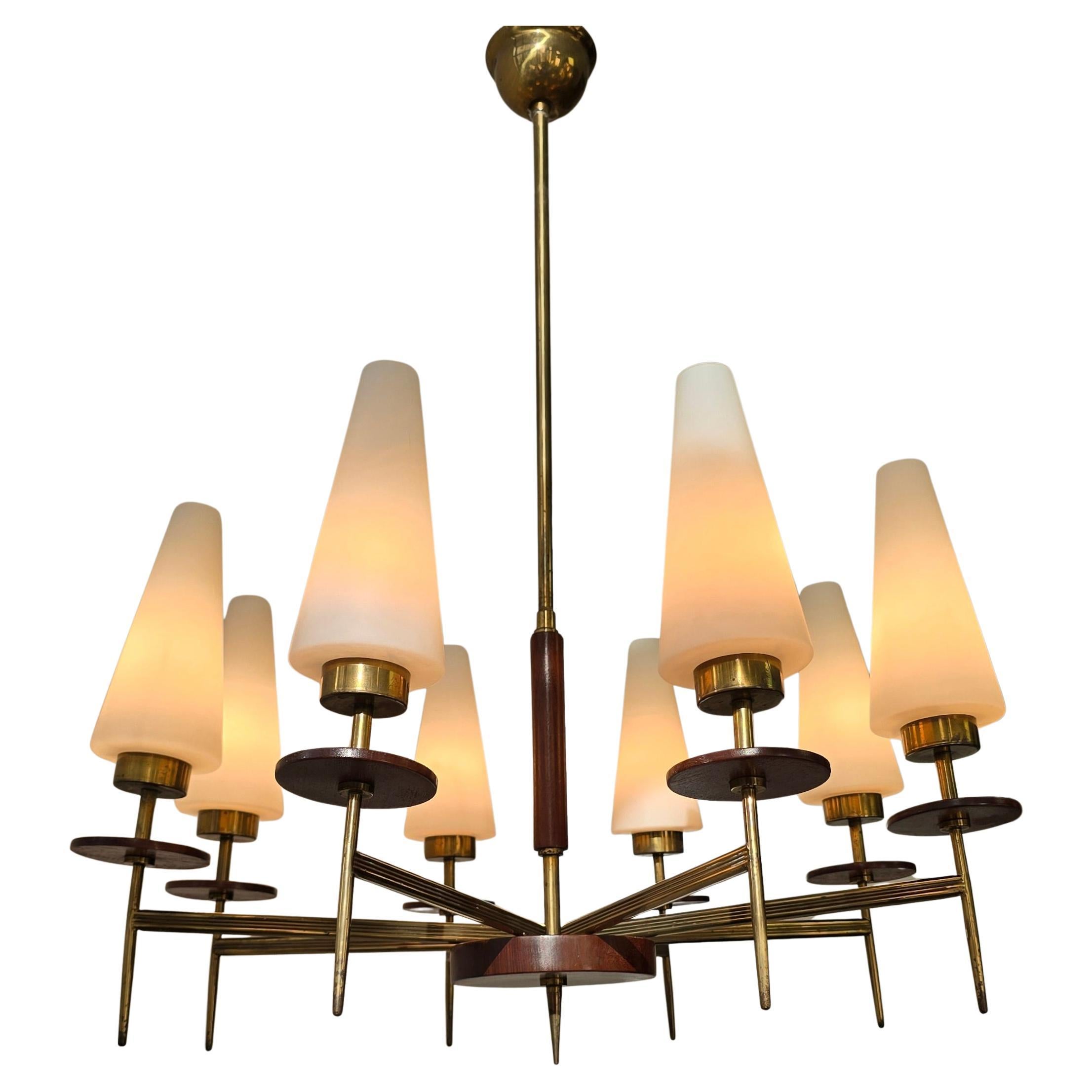 Italiano Lampadario moderno di metà secolo in ottone, legno e vetro opalino, anni '50, 8 luci in vendita