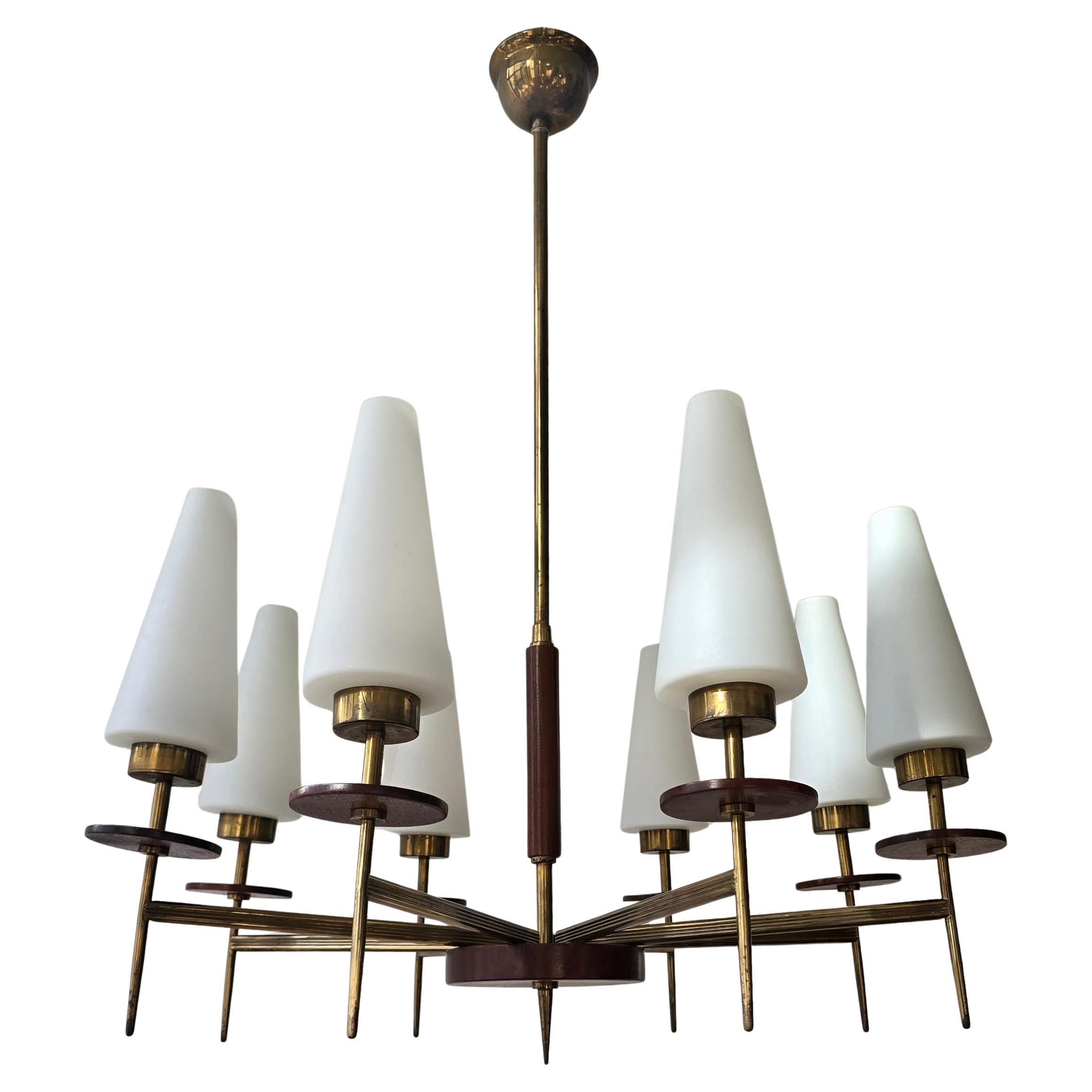XX secolo Lampadario moderno di metà secolo in ottone, legno e vetro opalino, anni '50, 8 luci in vendita
