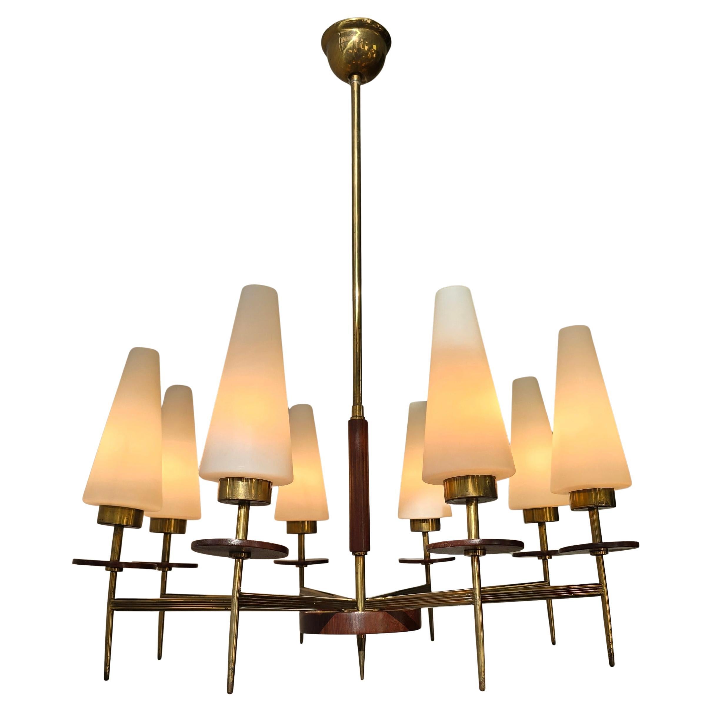 Ottone Lampadario moderno di metà secolo in ottone, legno e vetro opalino, anni '50, 8 luci in vendita