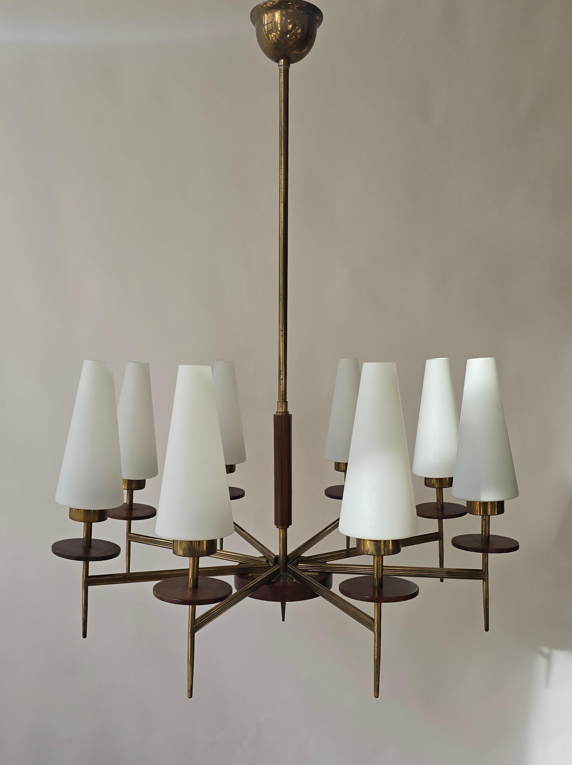 Lampadario moderno di metà secolo in ottone, legno e vetro opalino, anni '50, 8 luci in vendita 1