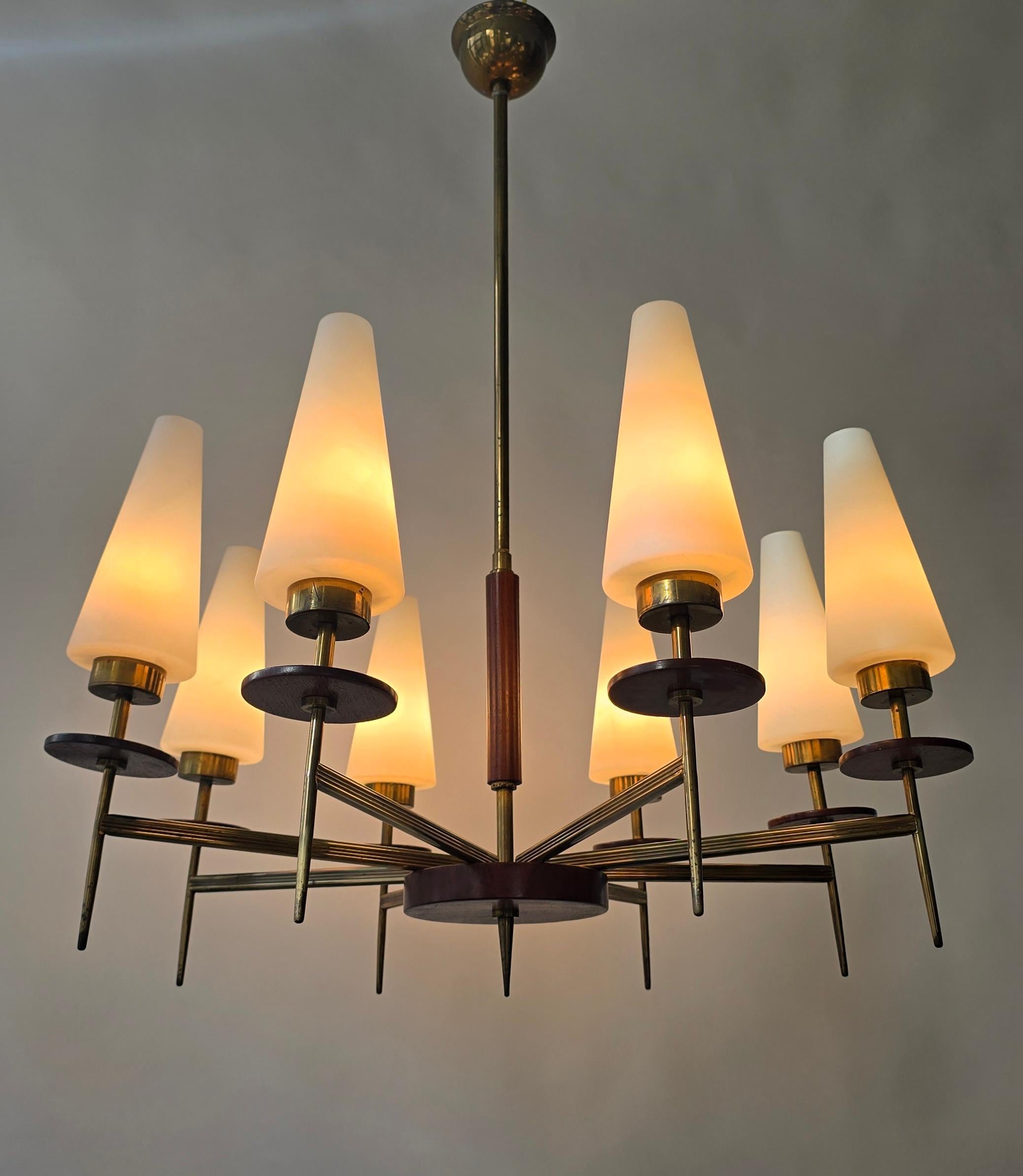 Lampadario moderno di metà secolo in ottone, legno e vetro opalino, anni '50, 8 luci in vendita 2