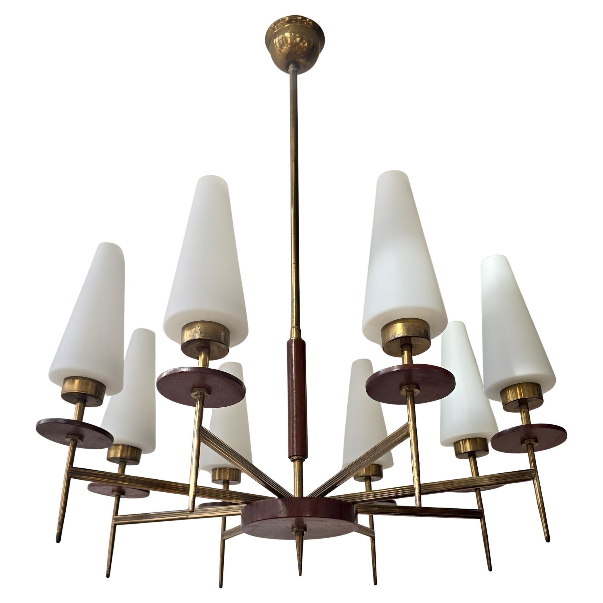 Lampadario moderno di metà secolo in ottone, legno e vetro opalino, anni '50, 8 luci