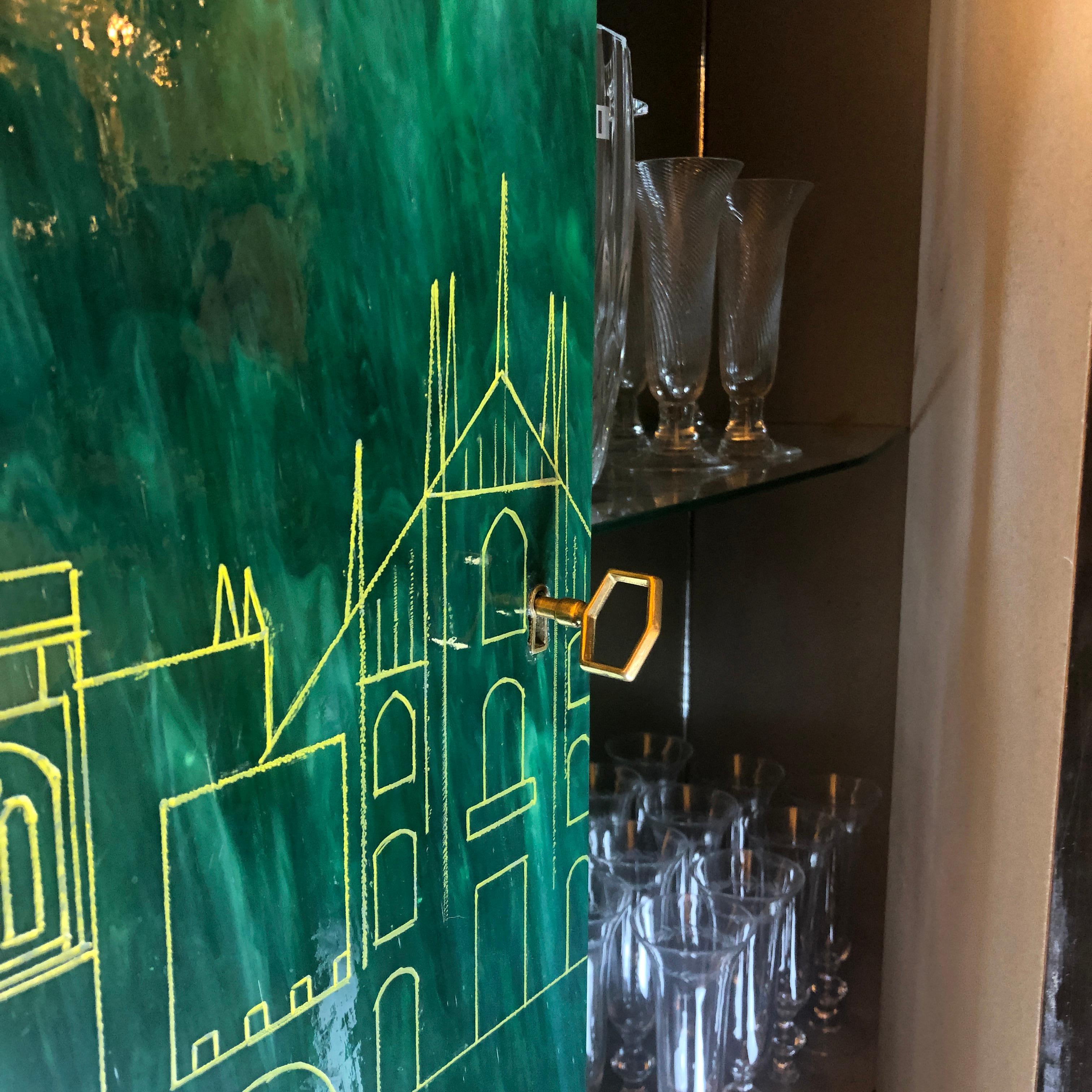 Bar en laiton, bois et verre de Murano vert émeraude gravé, moderne du milieu du siècle dernier en vente 6